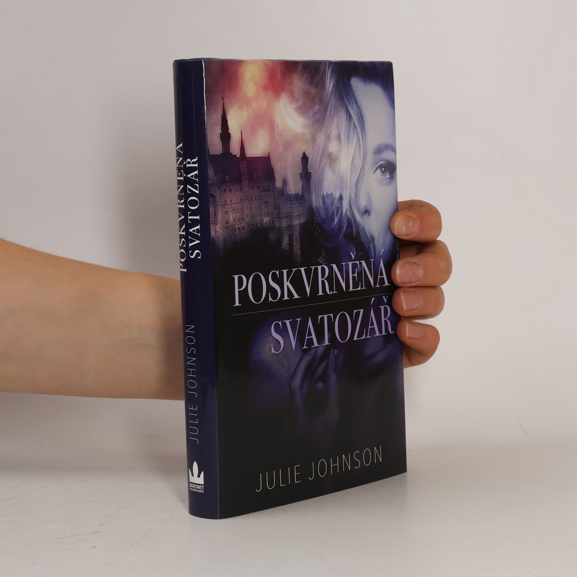 Julie Johnson Zapovězená královna. 1, Poskvrněná svatozář