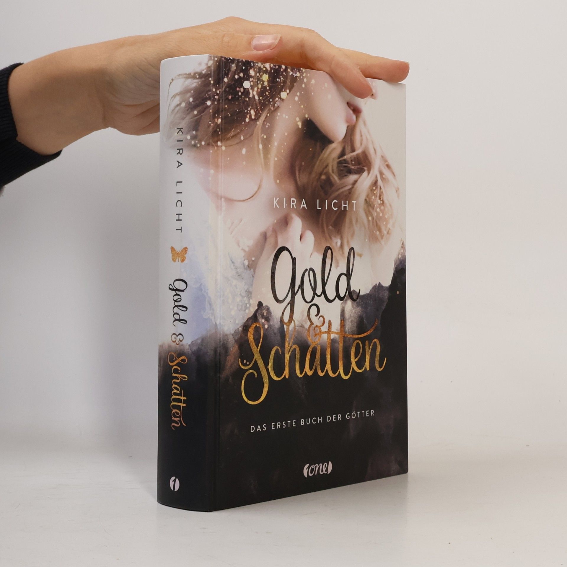 Kira Licht Gold und Schatten