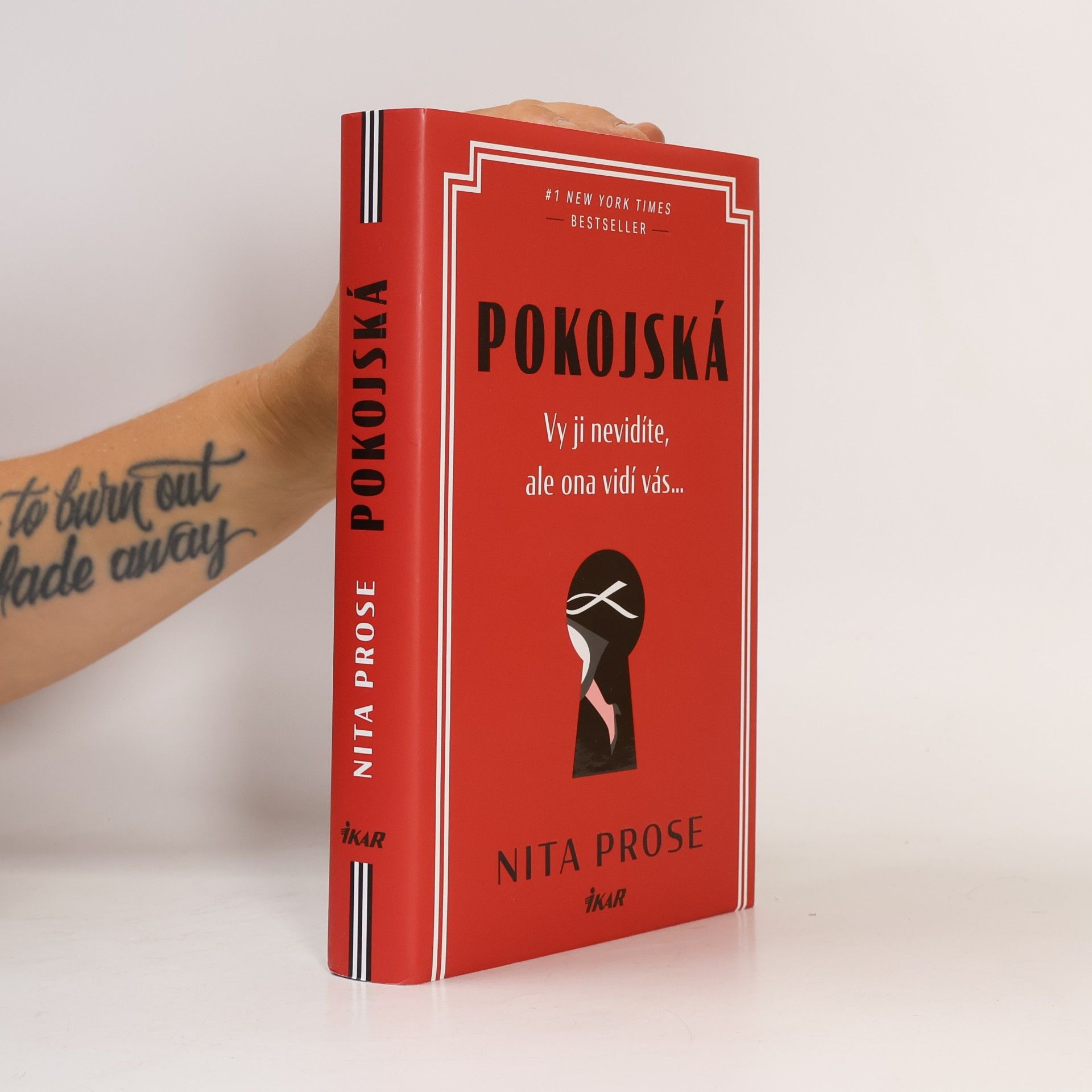 Nita Prose Pokojská: vy ji nevidíte, ale ona vidí vás...