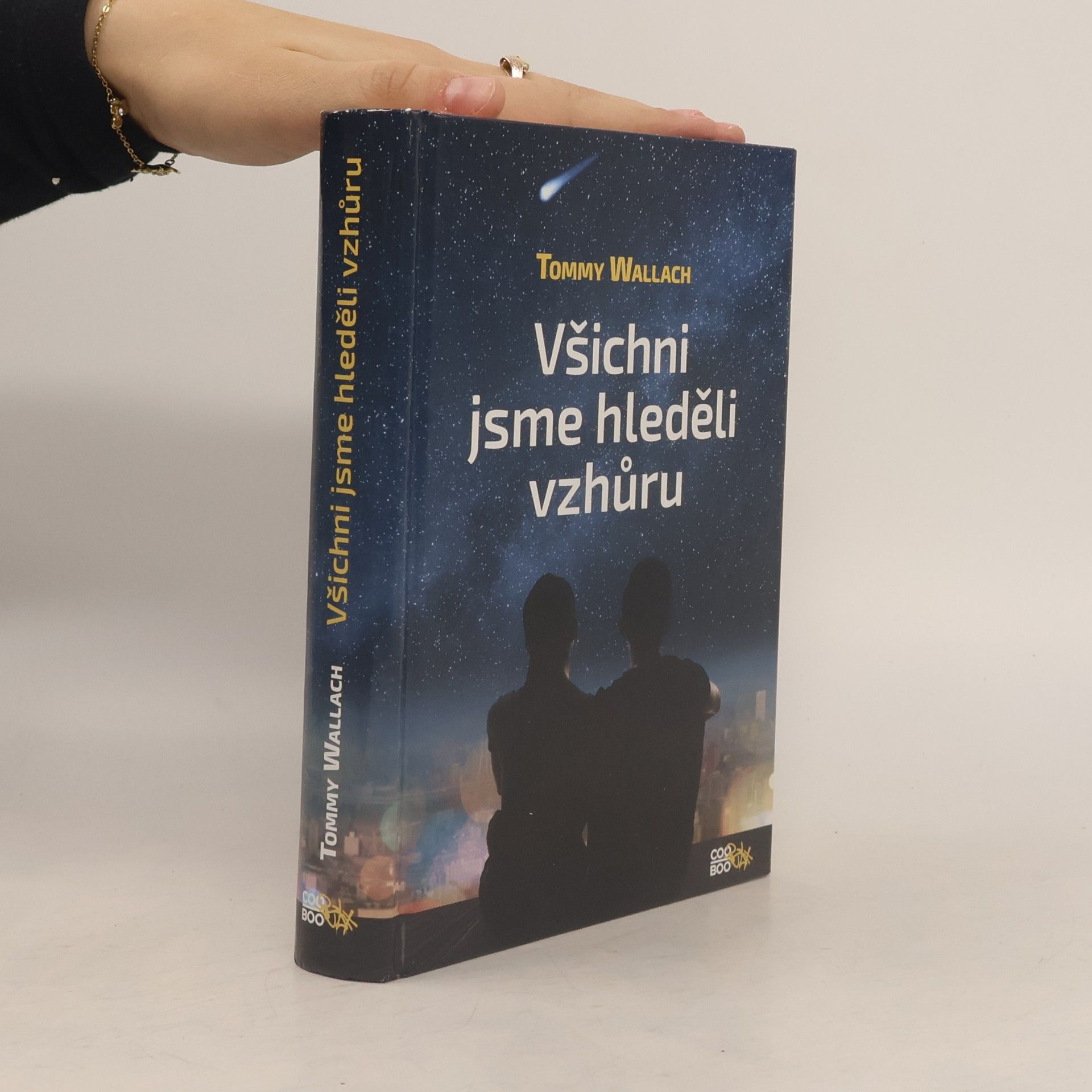 Tommy Wallach Všichni jsme hleděli vzhůru
