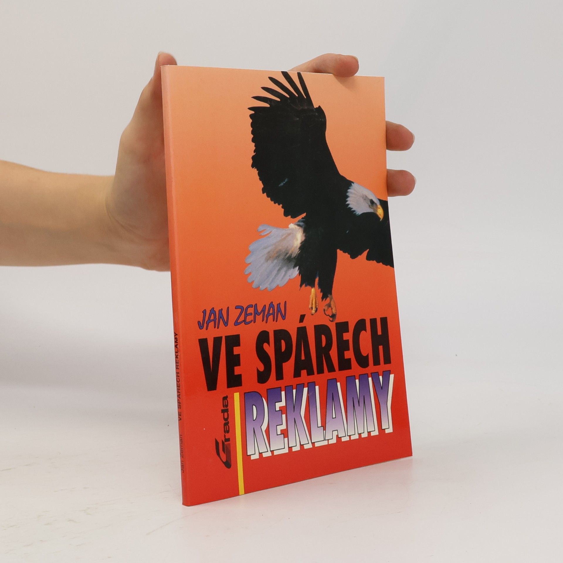 Ve spárech reklamy