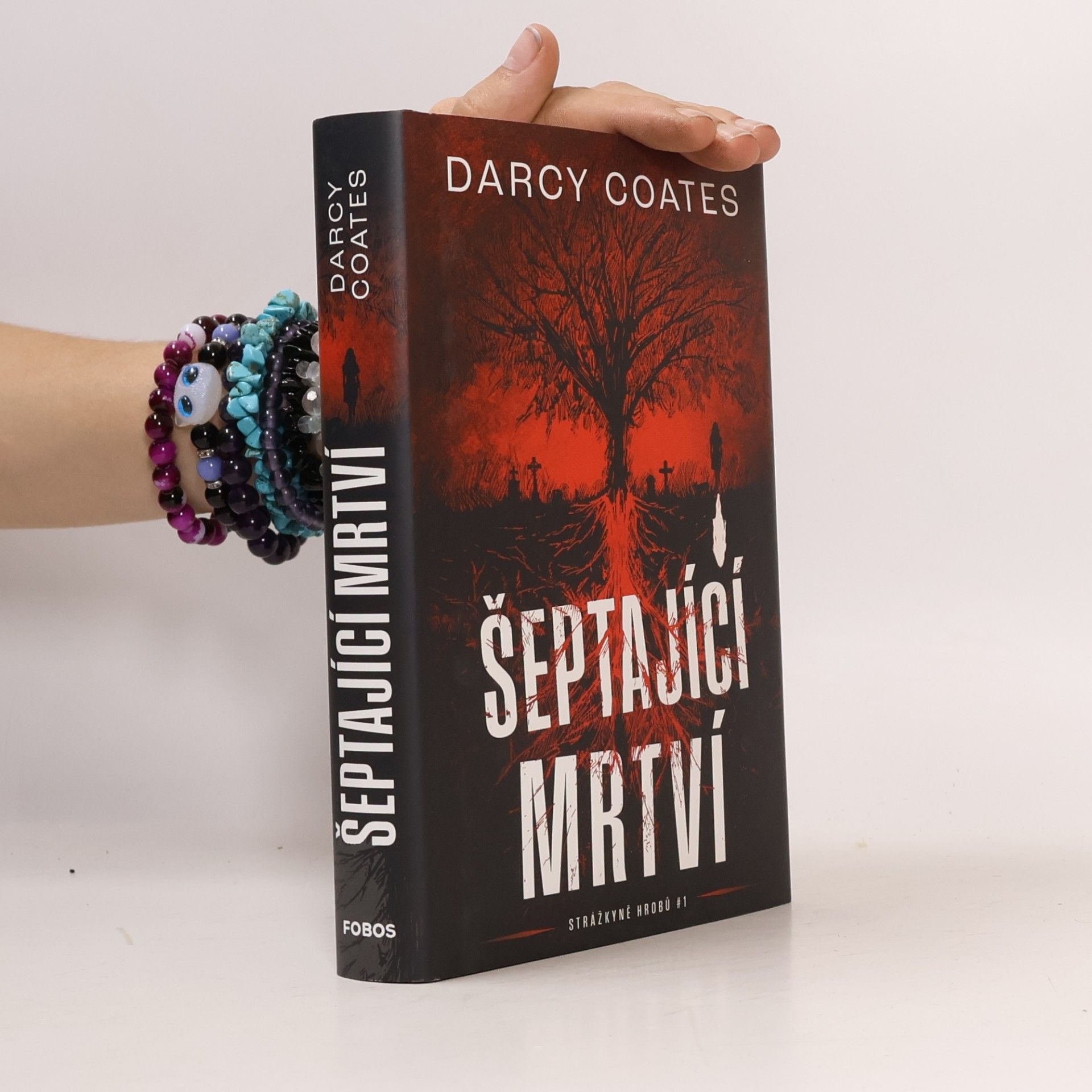 Darcy Coates Šeptající mrtví