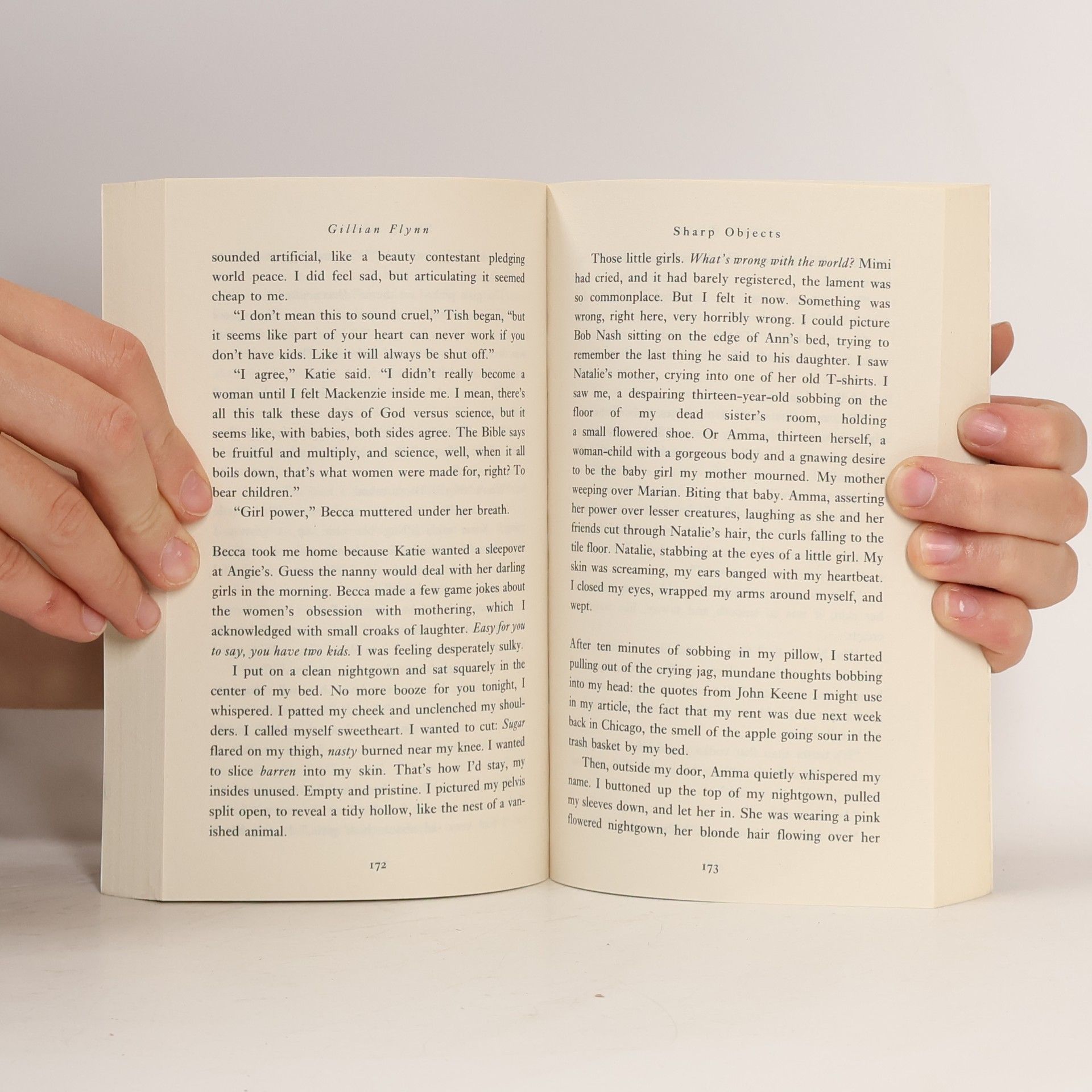 Gillian Flynn Sharp objects