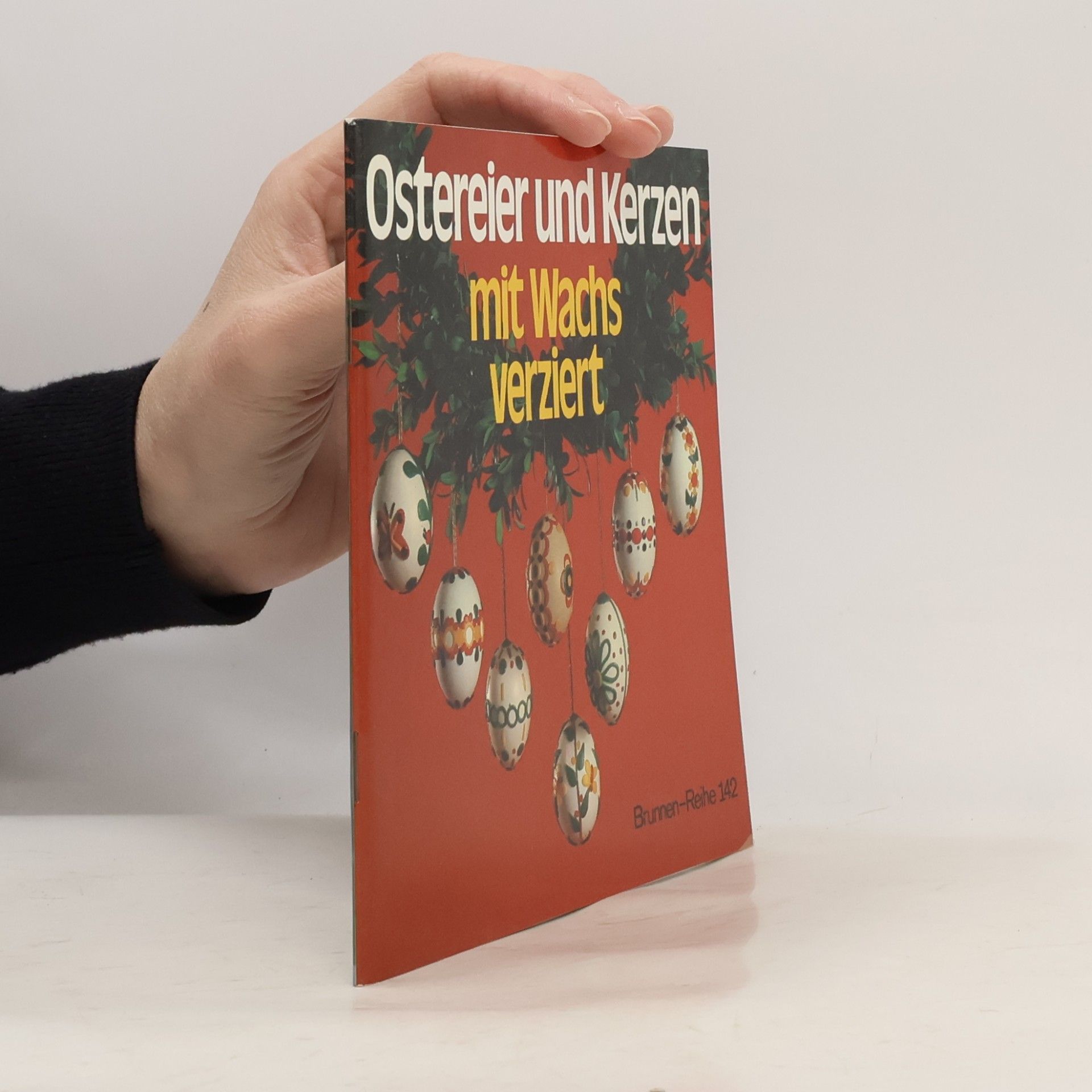 Elisabeth Eder Ostereier und Kerzen mit Wachs verziert