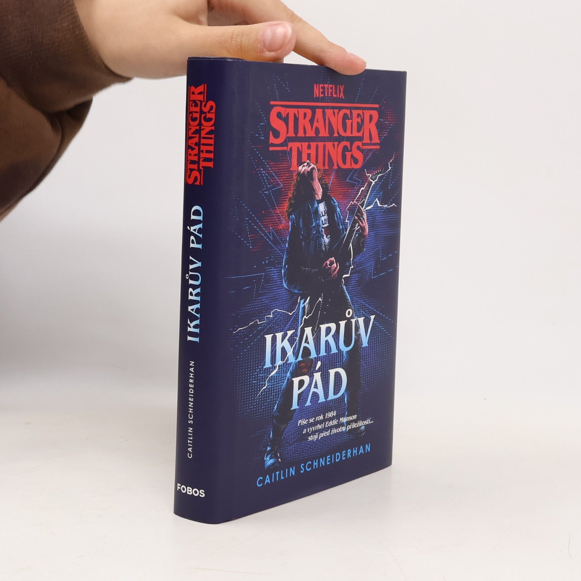 Caitlin Schneiderhan Stranger Things. Ikarův pád