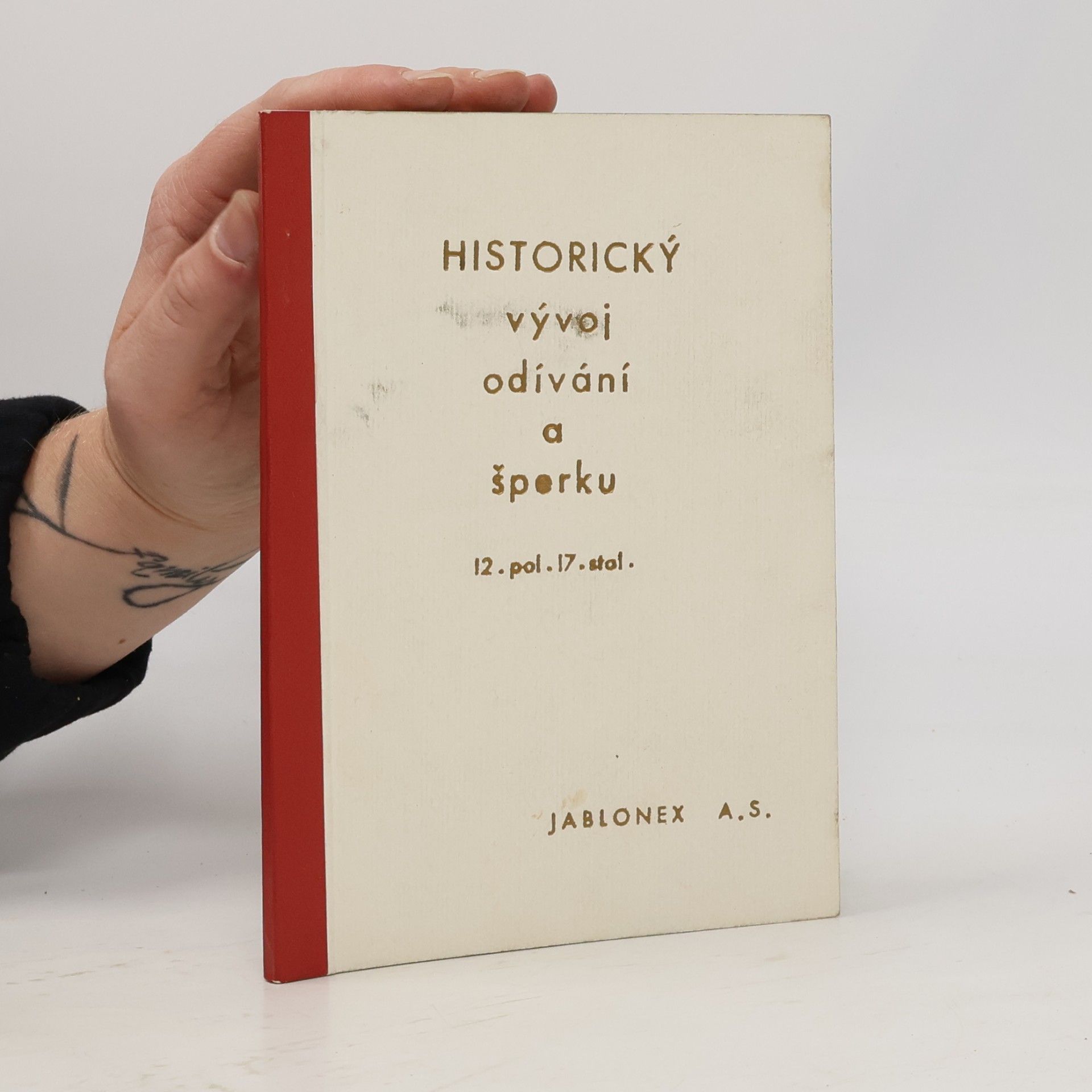 kolektiv Historický vývoj odívání a šperku