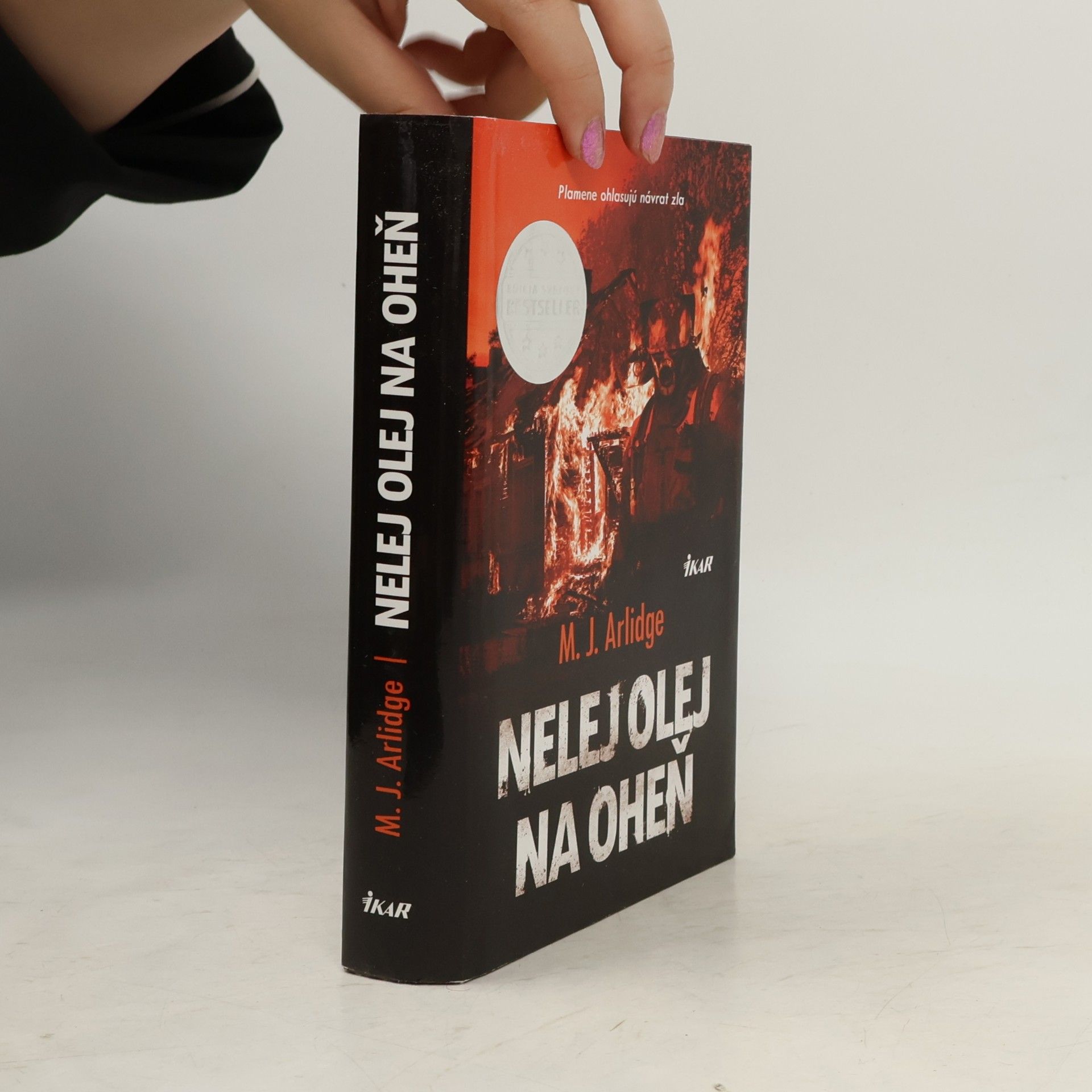 M. J. Arlidge Nelej olej na oheň