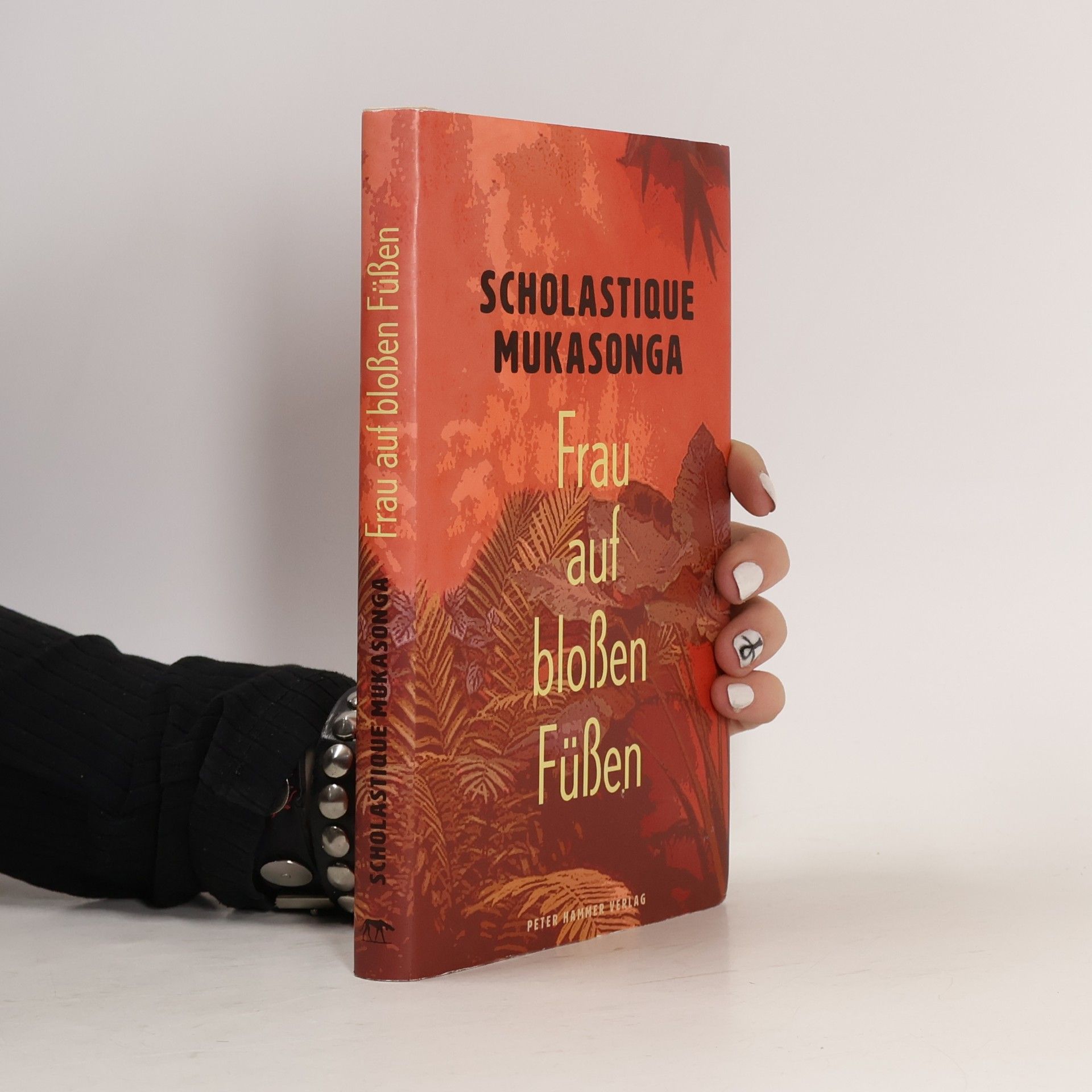 Scholastique Mukasonga Frau auf bloßen Füßen