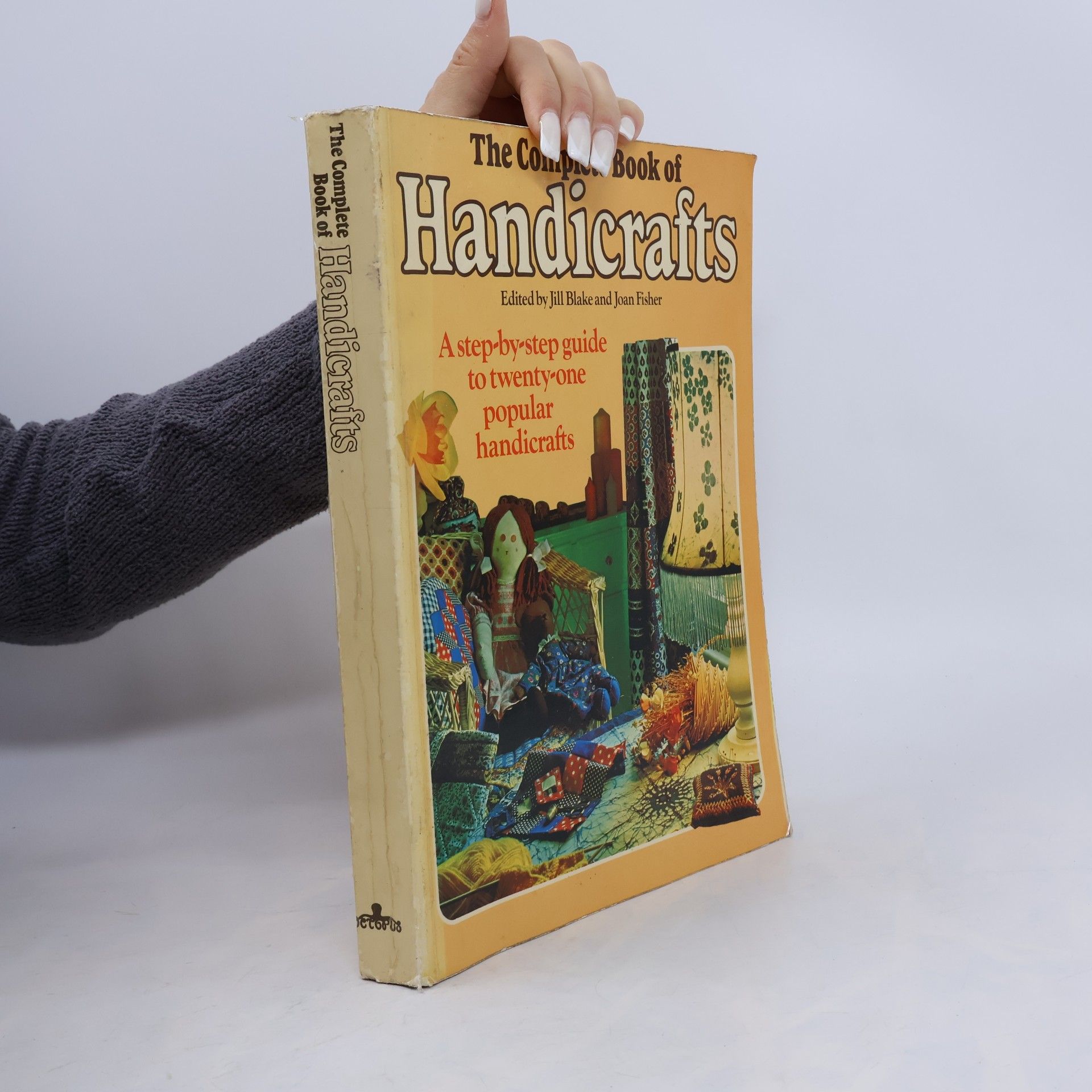 kolektiv The Complete Book of Handicrafts