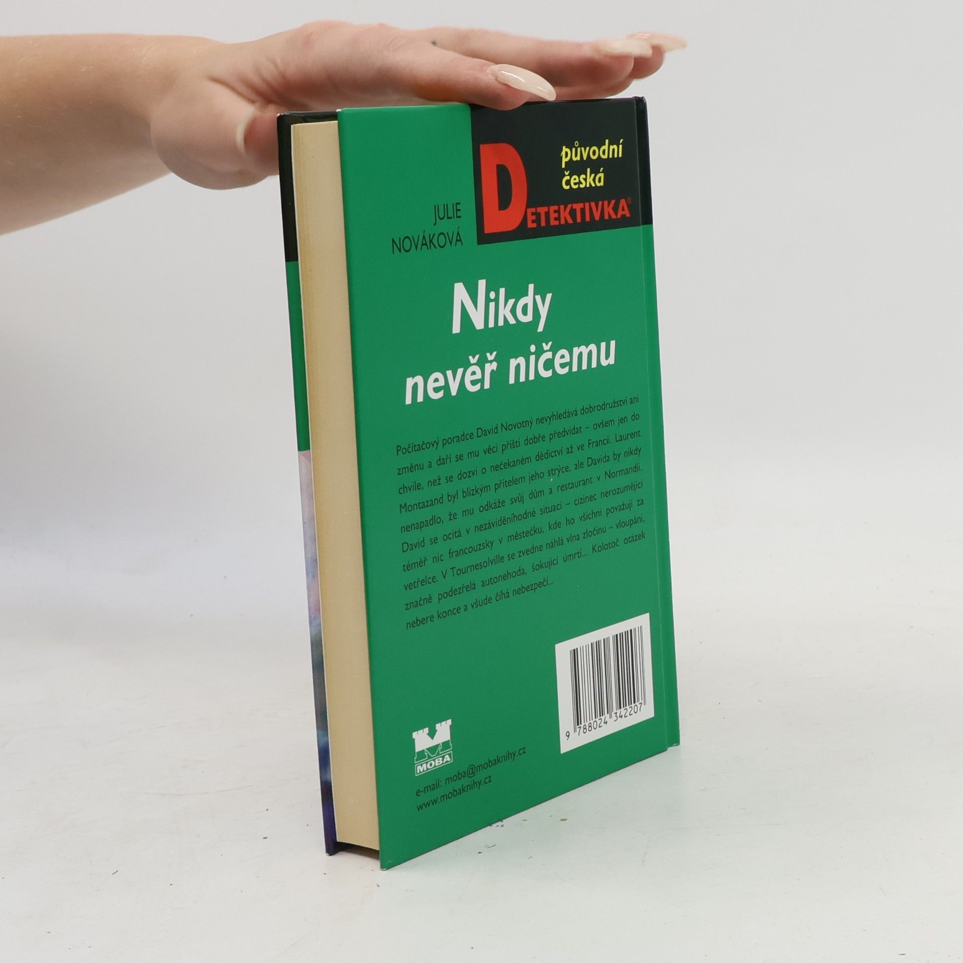 Julie Nováková Nikdy nevěř ničemu