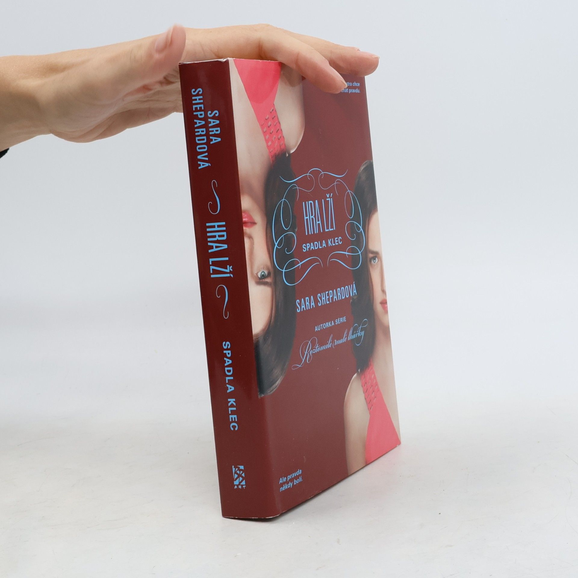 Sara Shepard Hra lží. Spadla klec