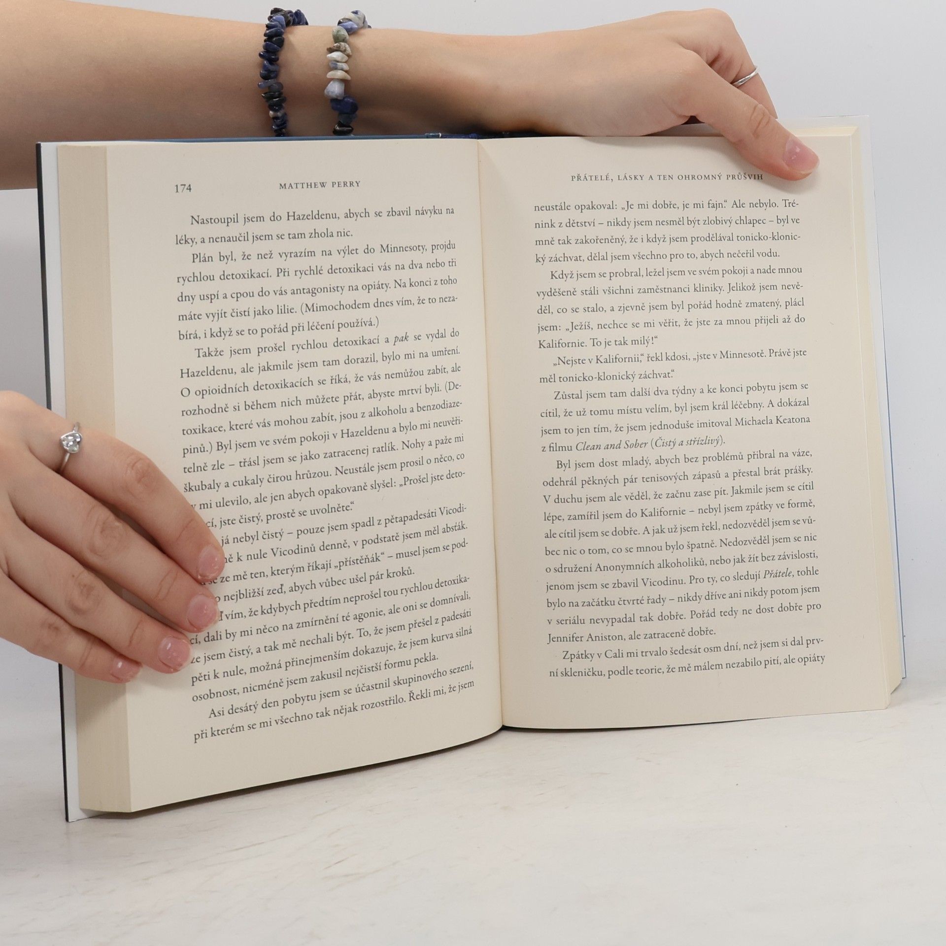 Alena Byrne Přátelé, lásky a ten ohromný průšvih