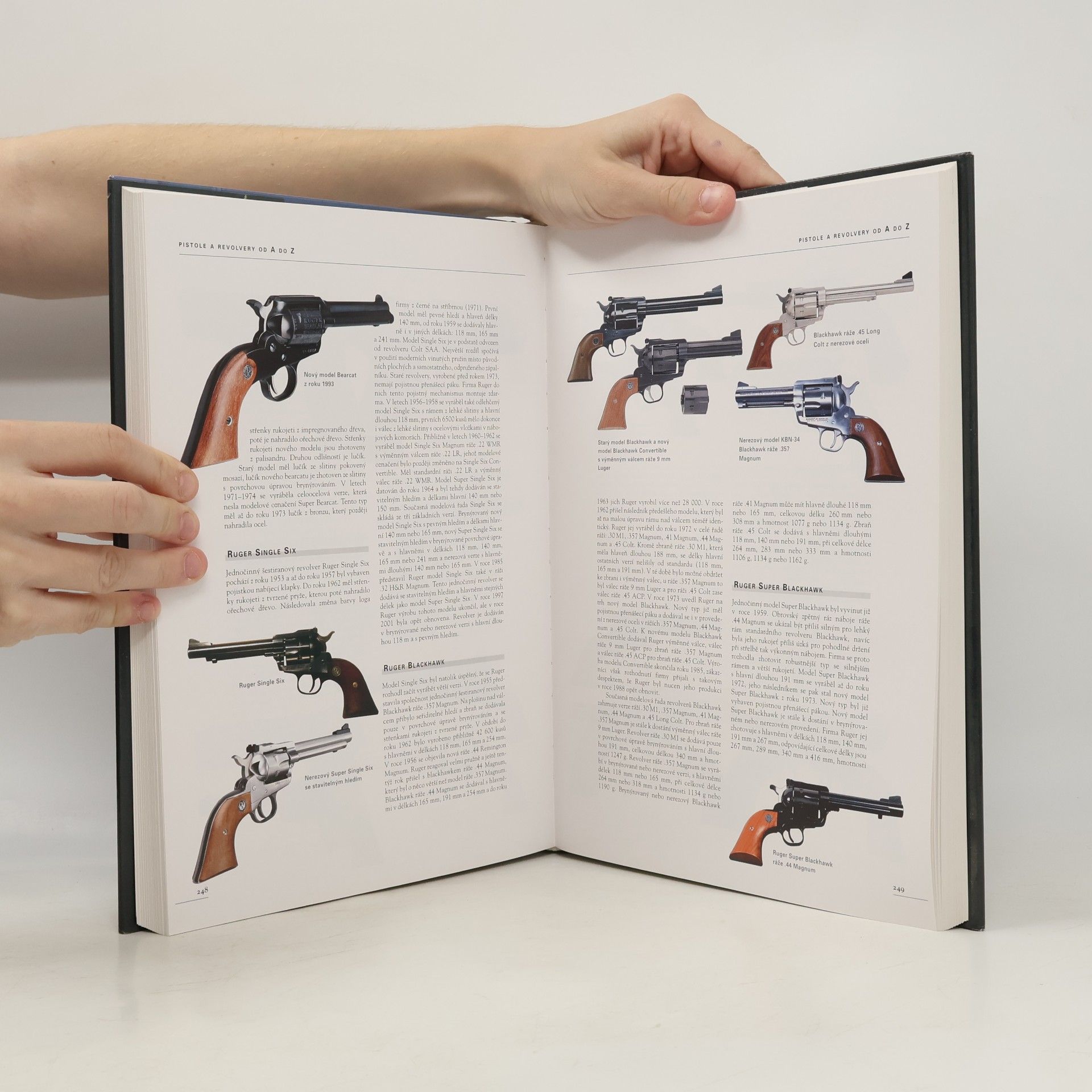 A. E. Hartink Velká encyklopedie pistolí a revolverů