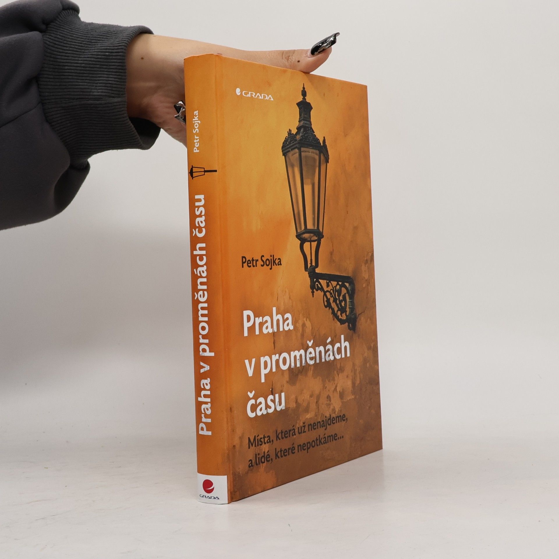 Petr Sojka Praha v proměnách času : místa, která už nenajdeme, a lidé, které nepotkáme...