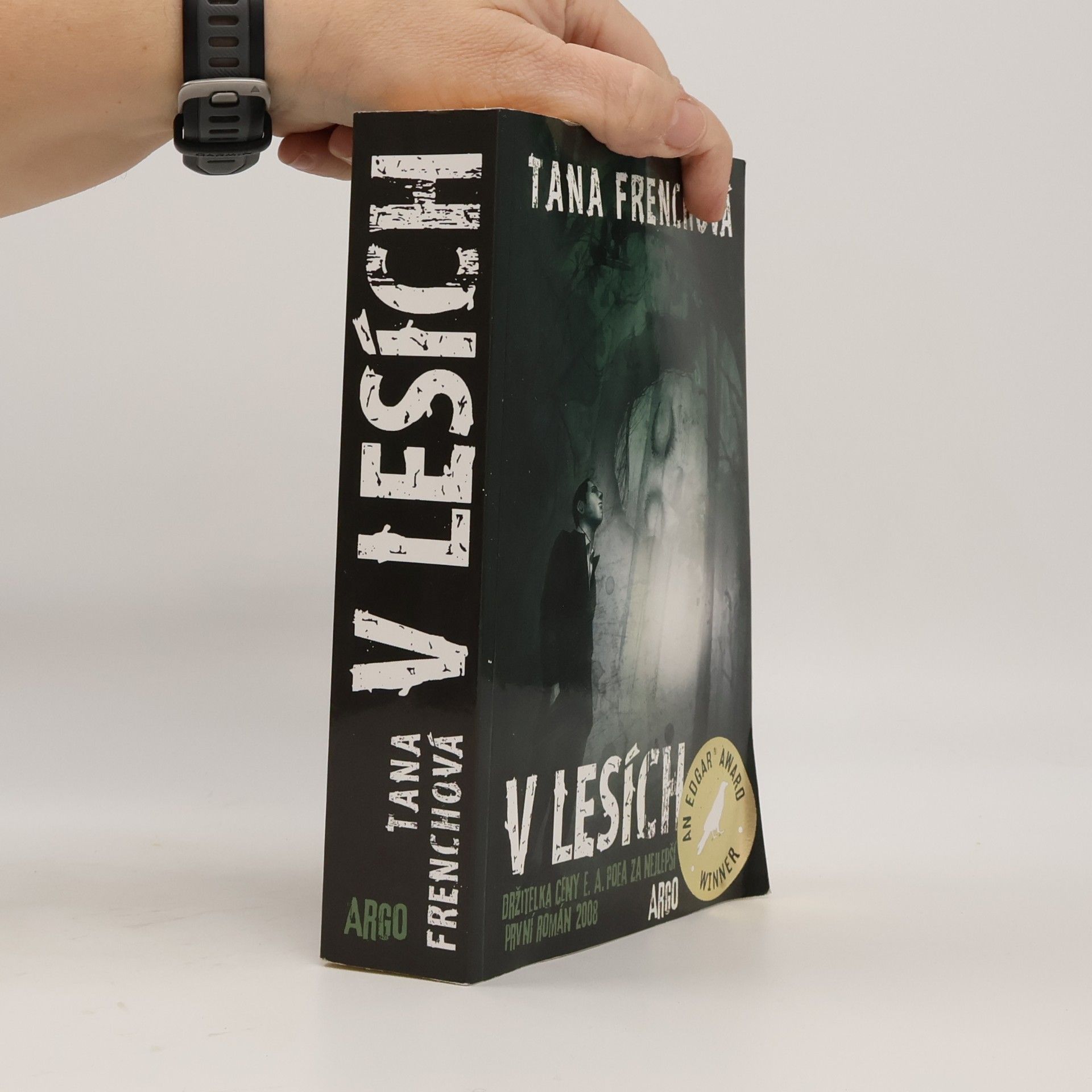 Tana French V lesích