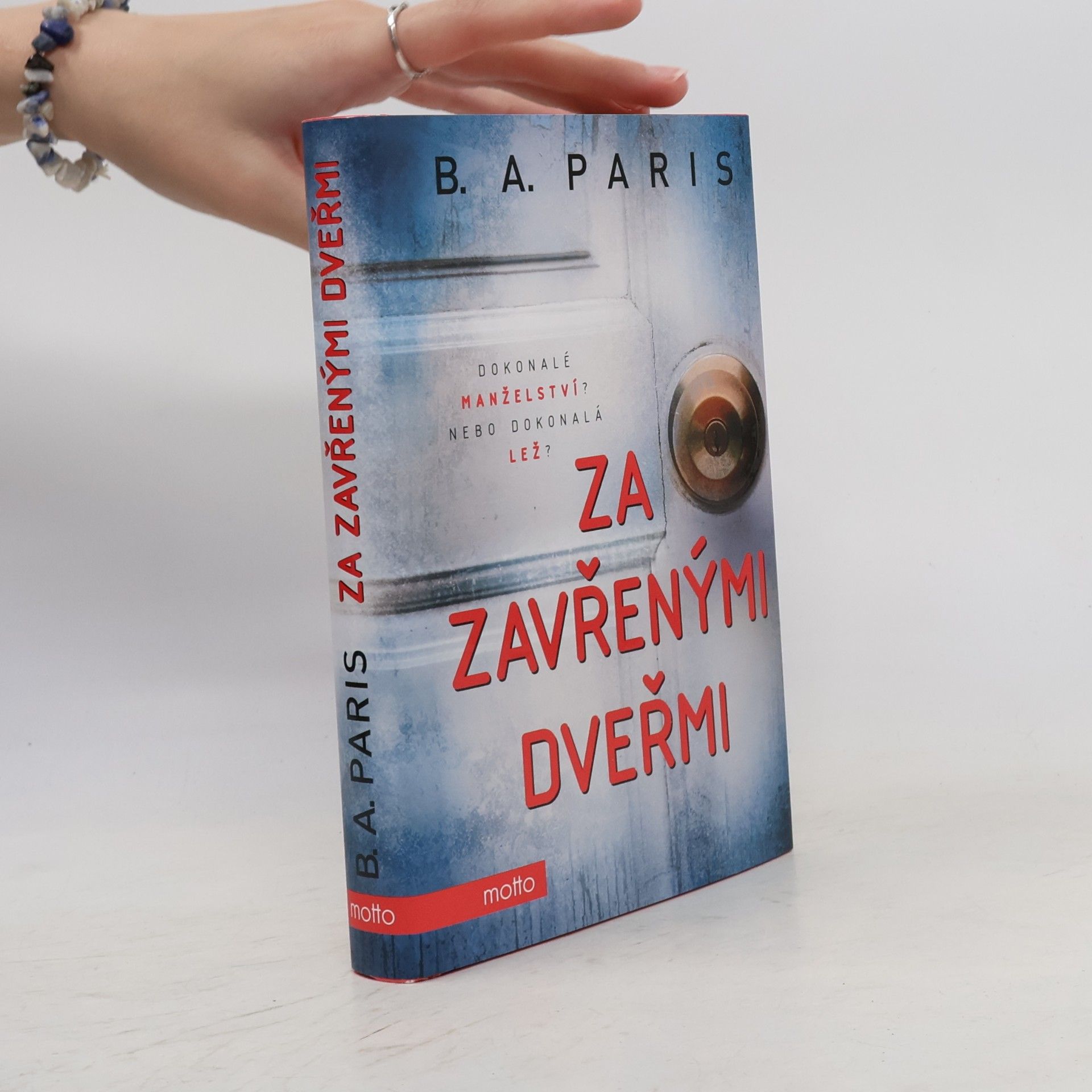 B. A. Paris Za zavřenými dveřmi