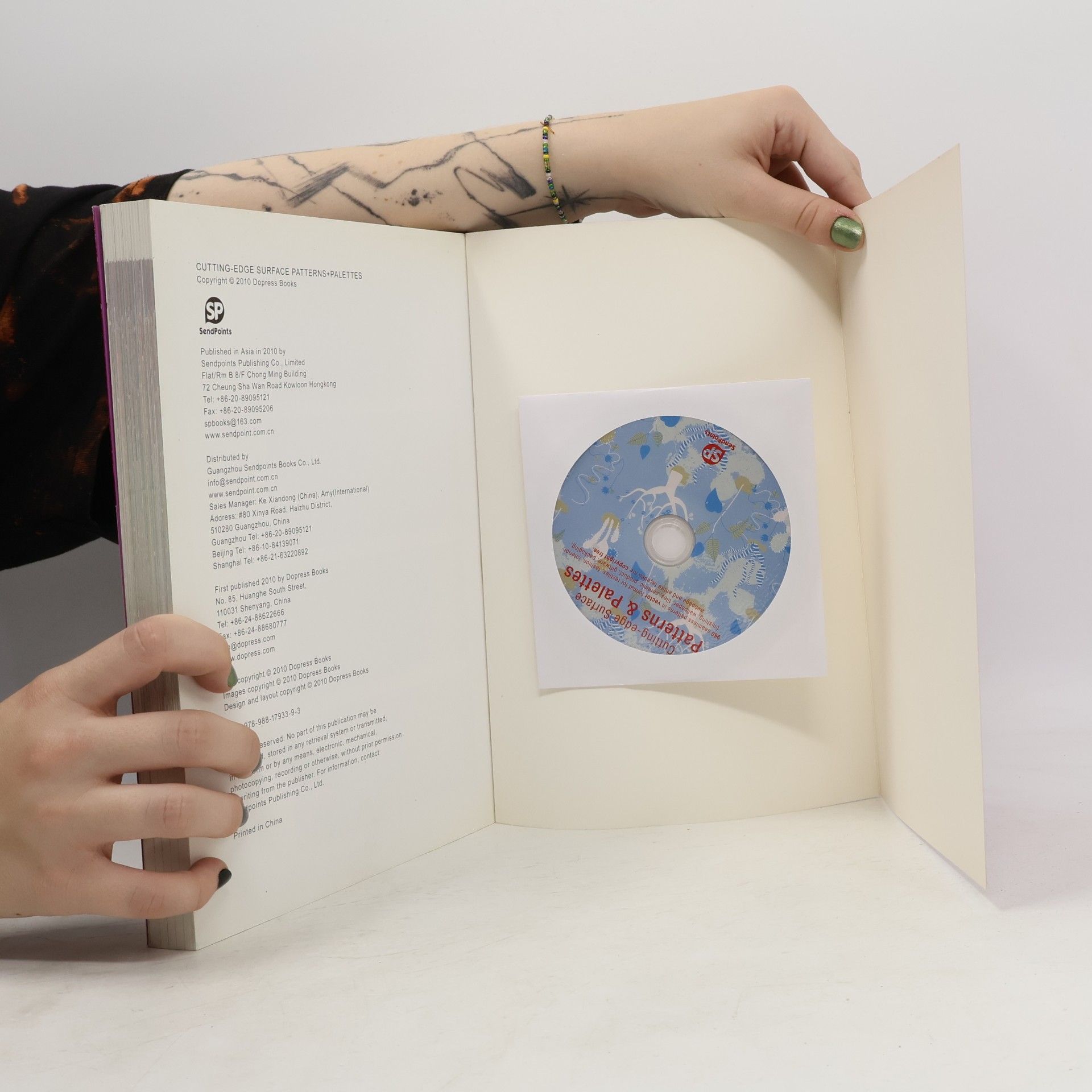 Cutting-Edge Surface Patterns & Palettes [With DVD]