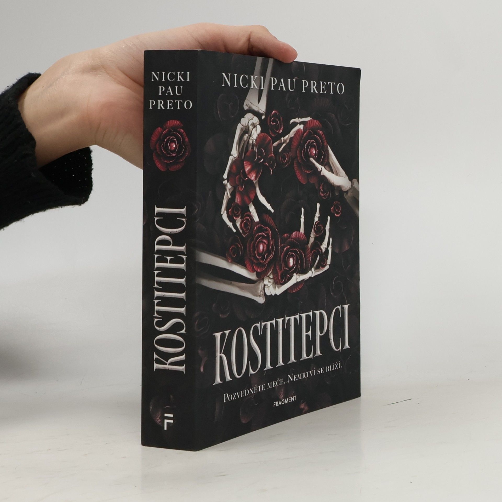 Nicki Pau Preto Kostitepci