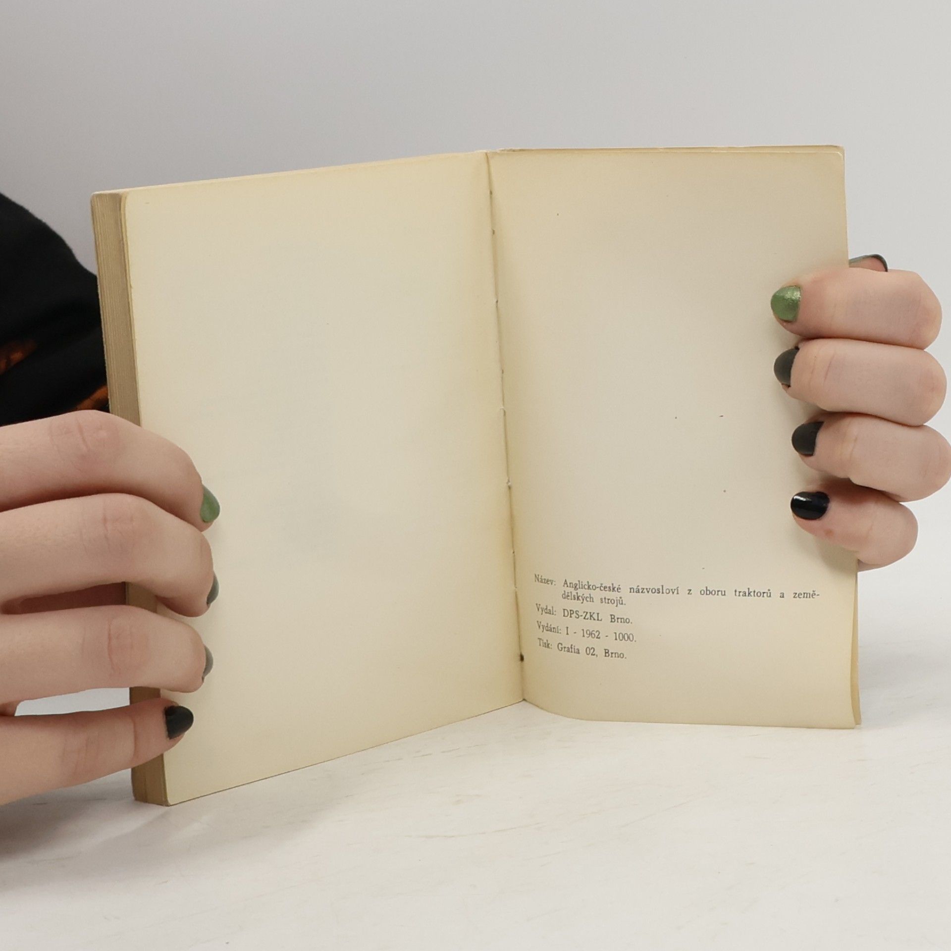 Various authors Anglicko-české názvosloví traktorů a zemědělských strojů