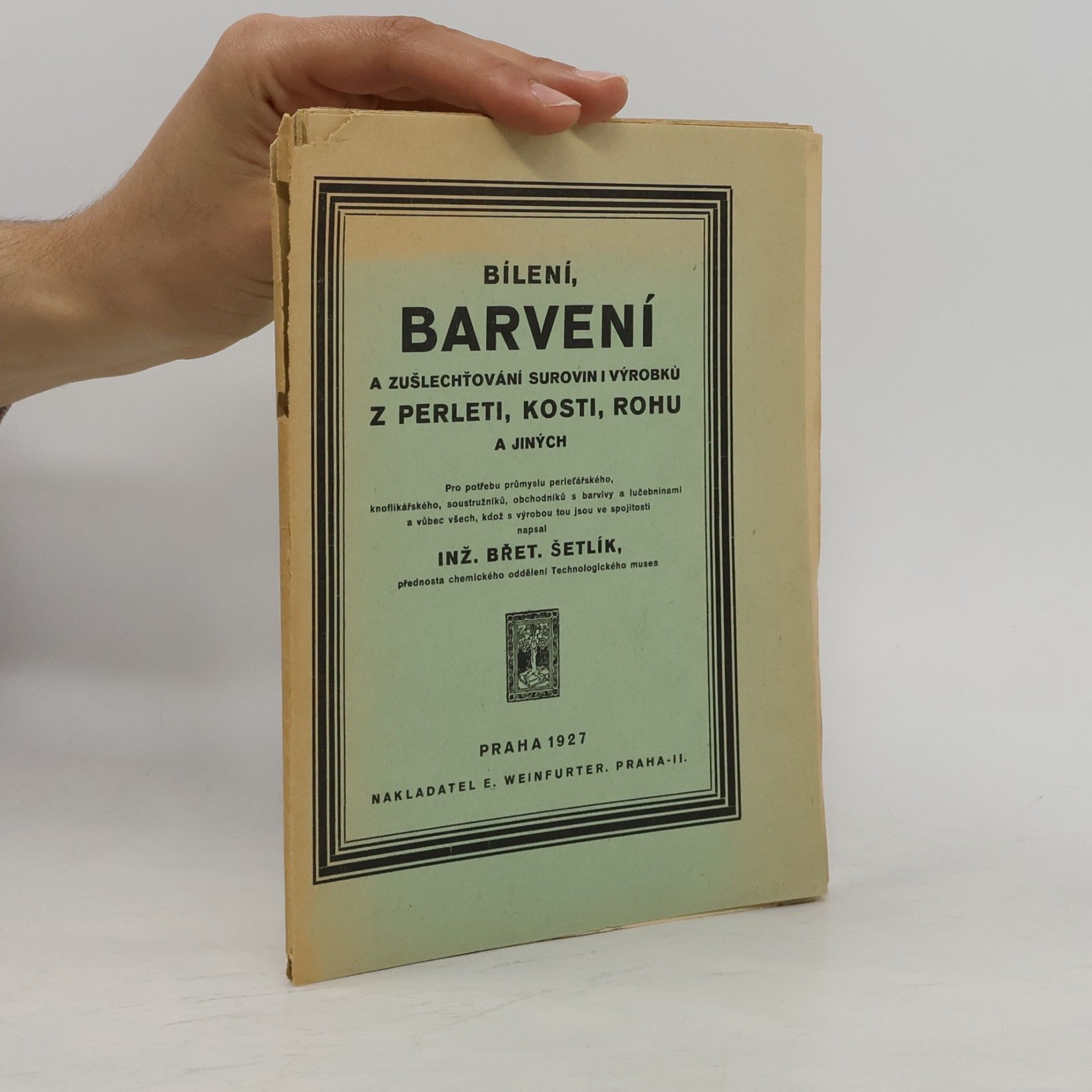 Bílení, barvení a zušlechťování surovin i výrobků z perleti, kosti, rohu a jiných