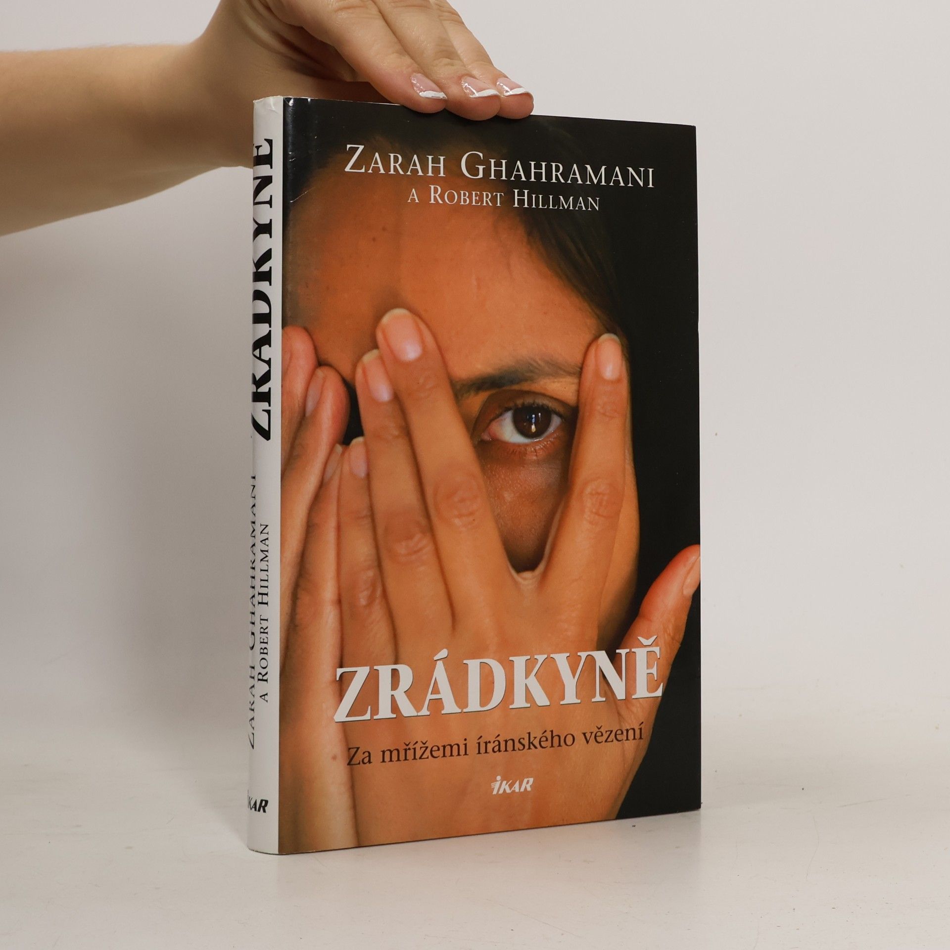 Robert Hillman Zrádkyně. Za mřížemi íránského vězení