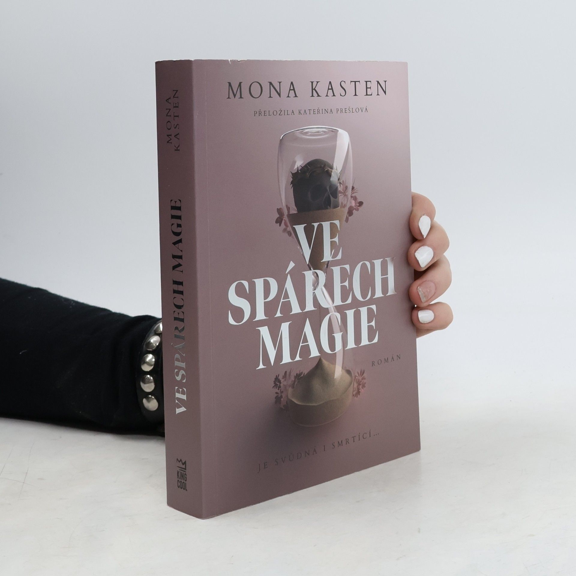 Mona Kasten Ve spárech magie