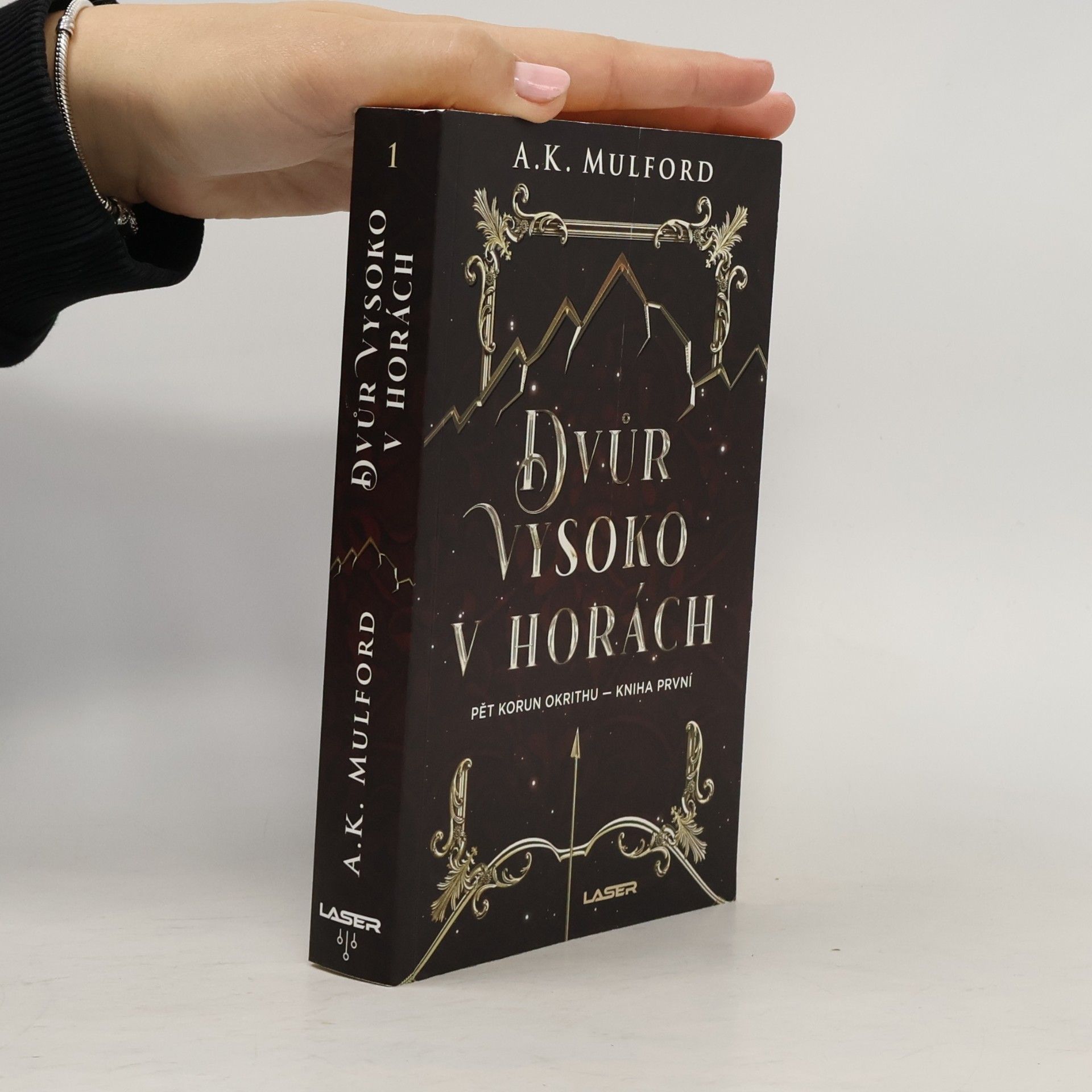 A. K. Mulford Dvůr vysoko v horách