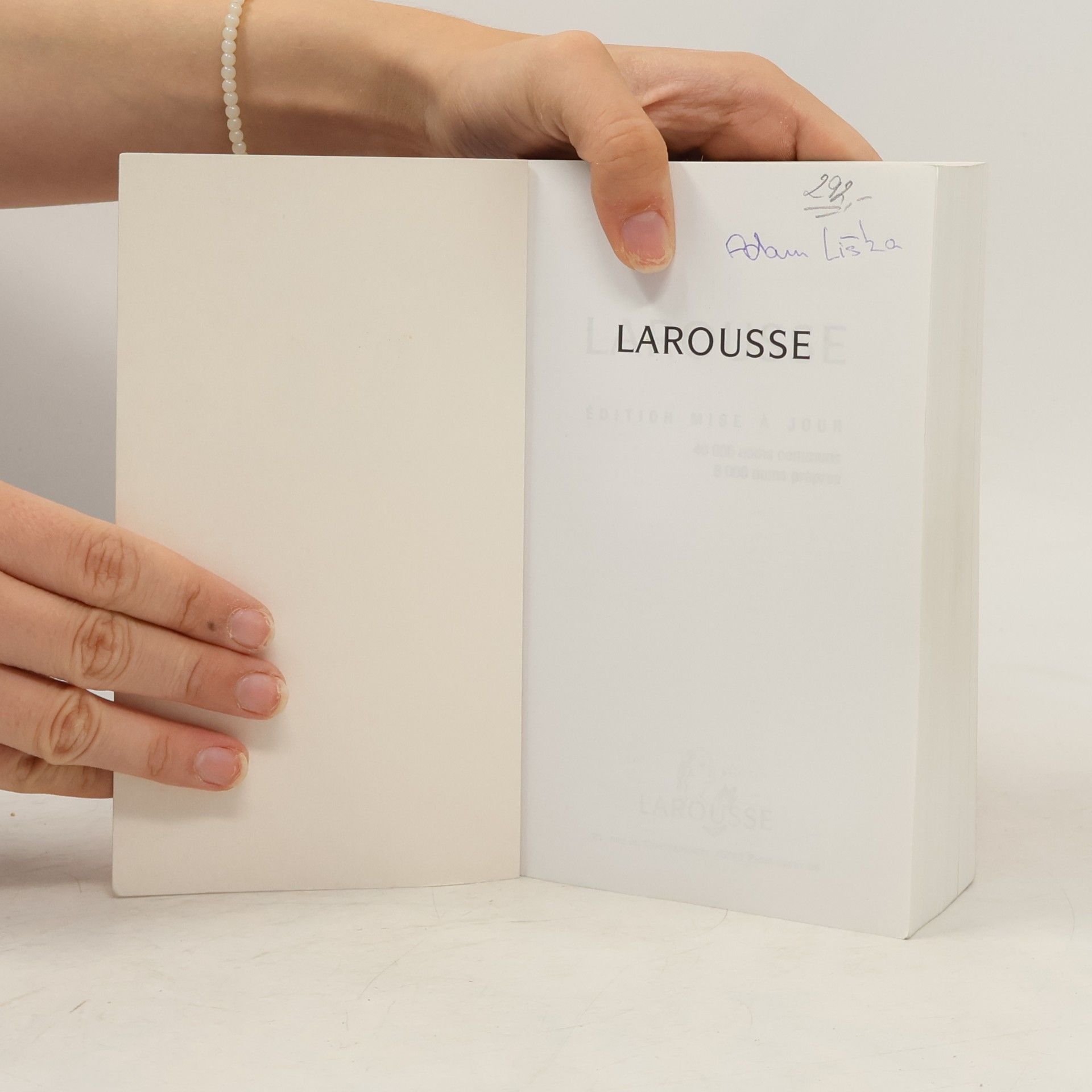 Various authors Larousse : 40 000 noms communs, 8 000 noms propres.