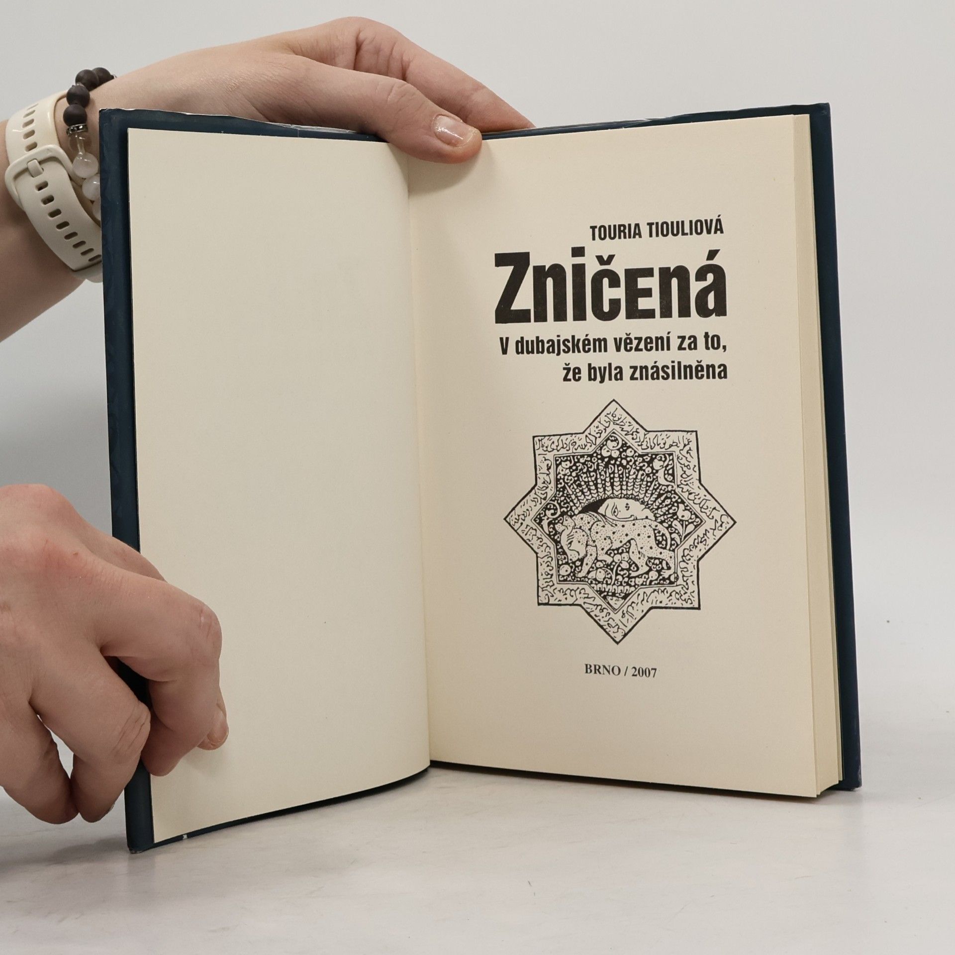 Touria Tiouli Zničená: v dubajském vězení za to, že byla znásilněna