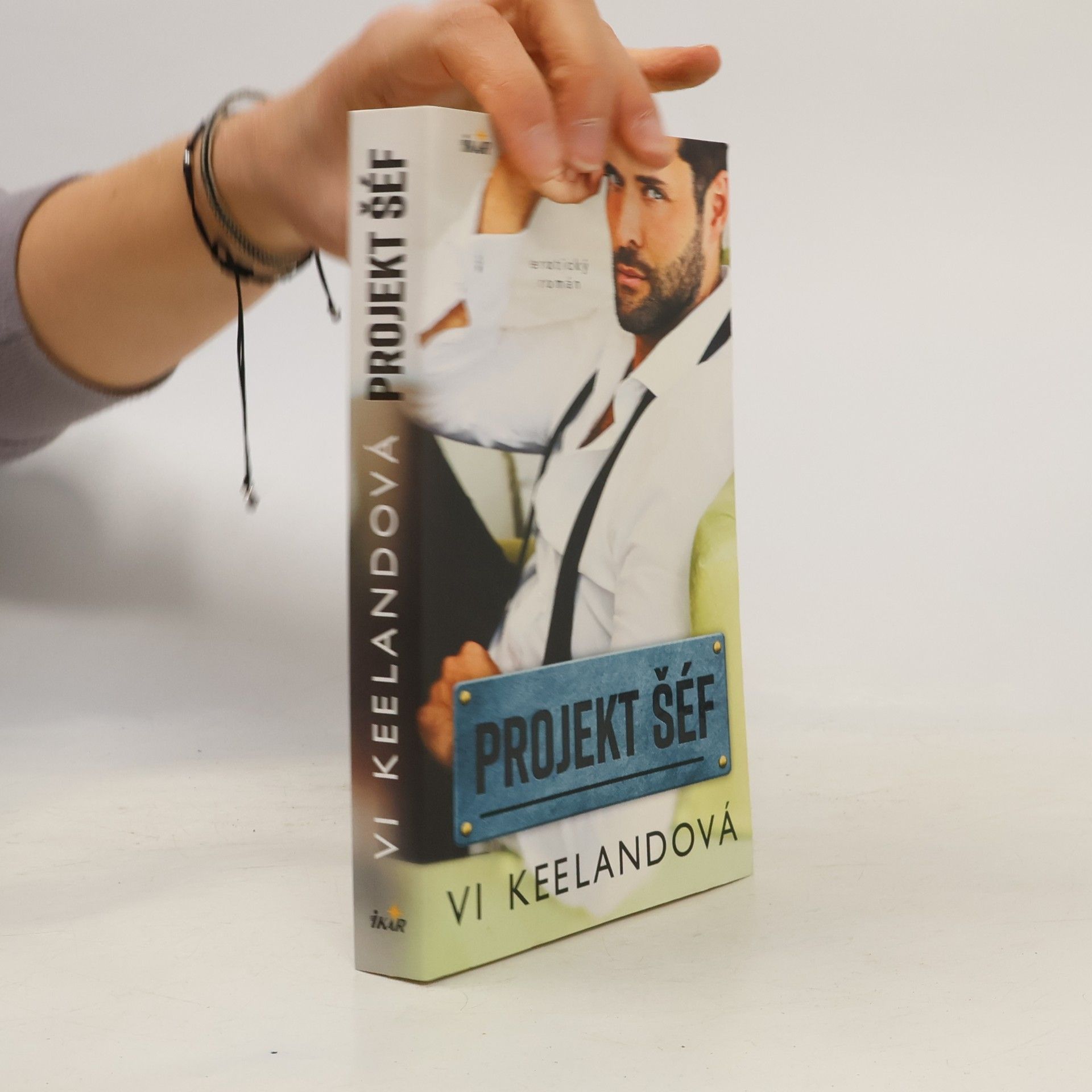 Vi Keeland Projekt šéf