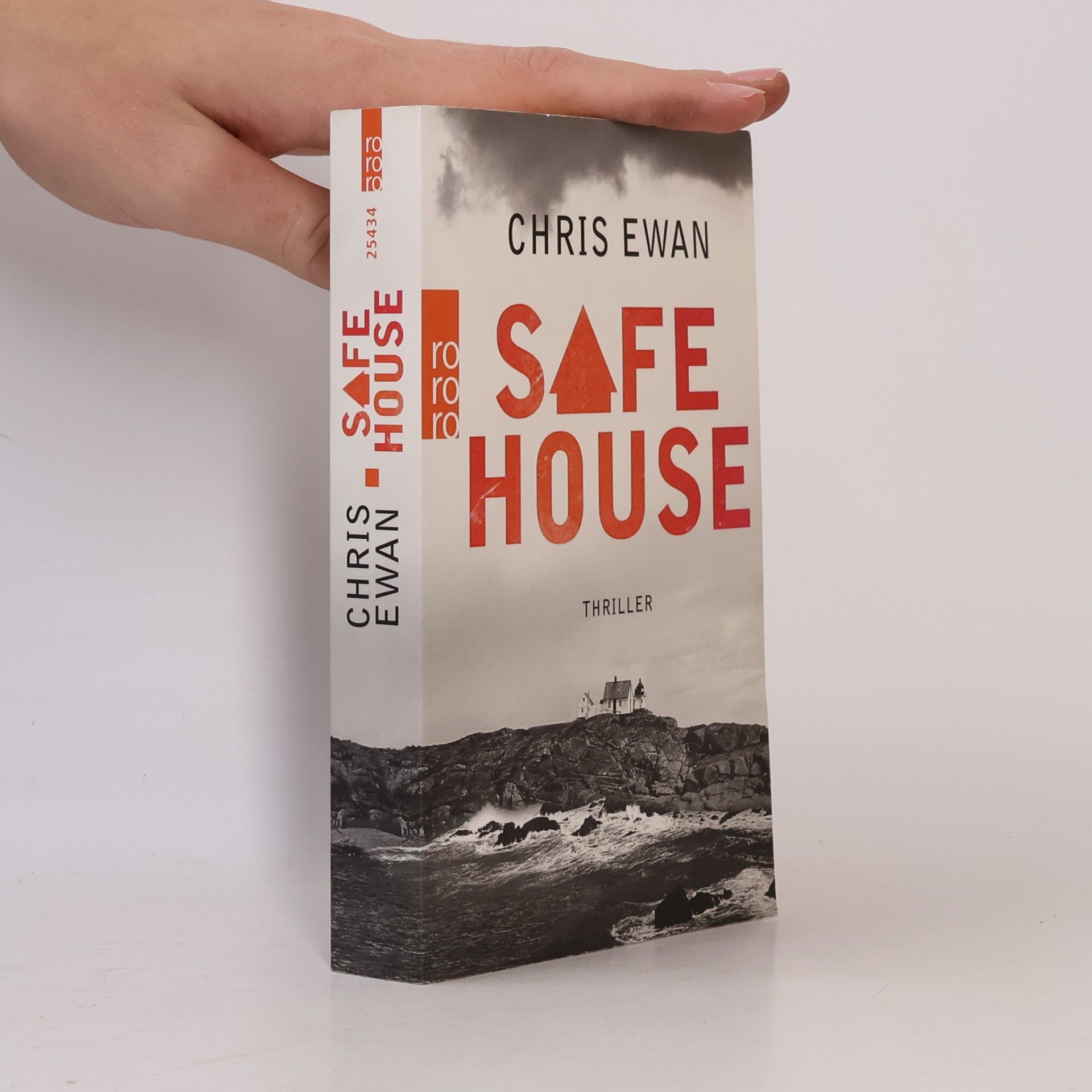 Chris Ewan Safe house