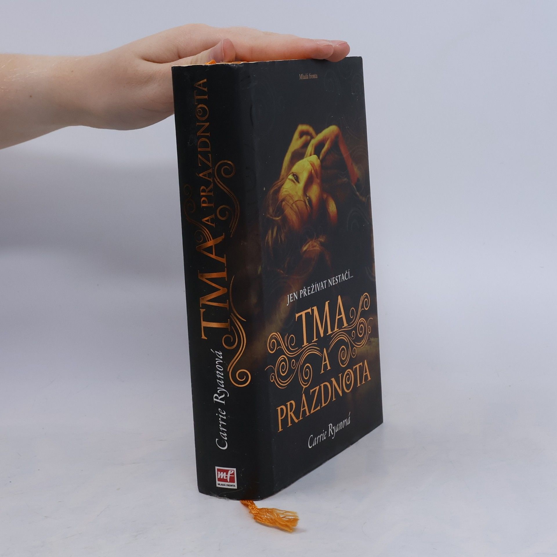 Carrie Ryan Tma a prázdnota : jen přežívat nestačí