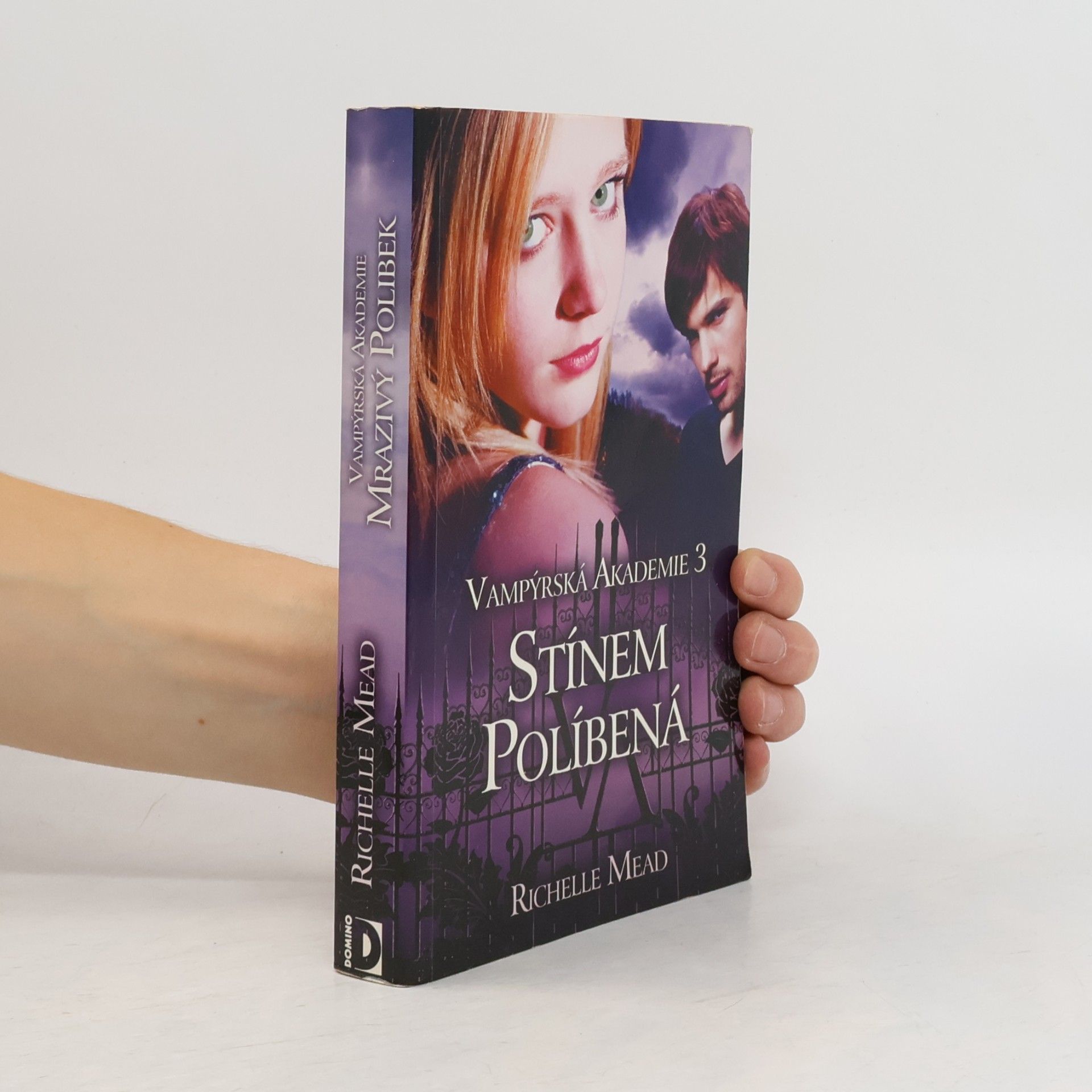 Richelle Mead Vampýrská akademie 3: Stínem políbená.