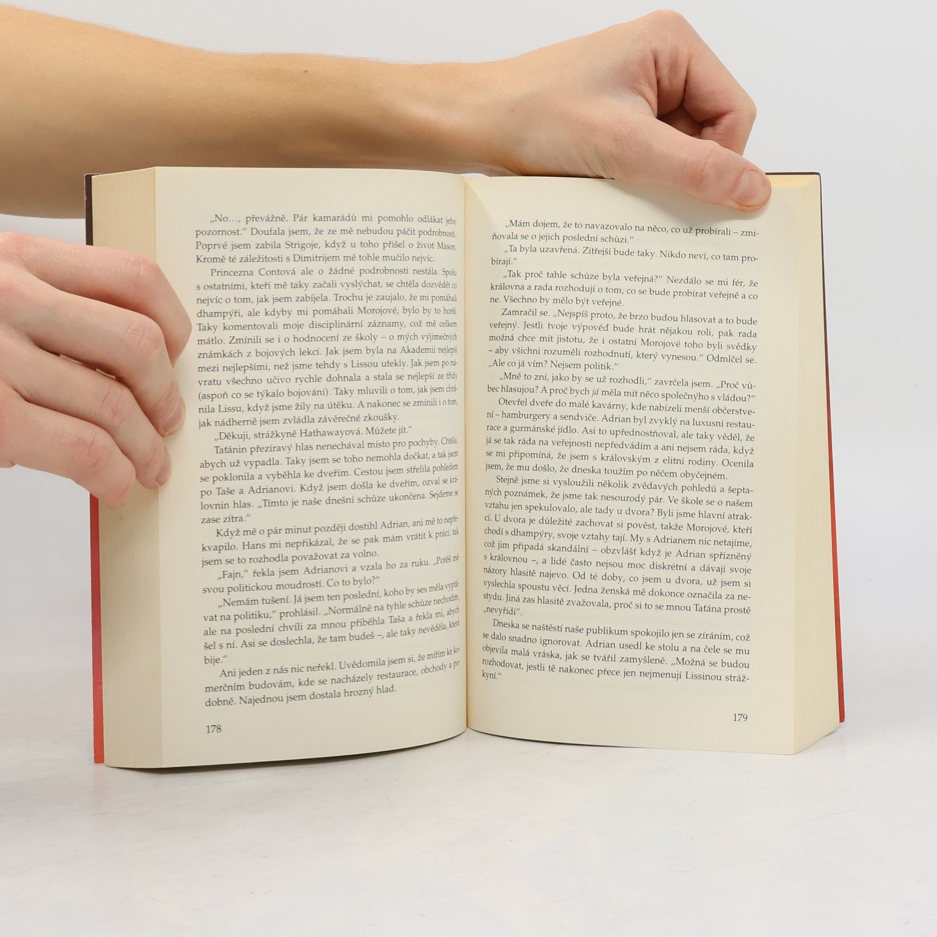 Richelle Mead Vampýrská akademie 5: Spoutáni magií