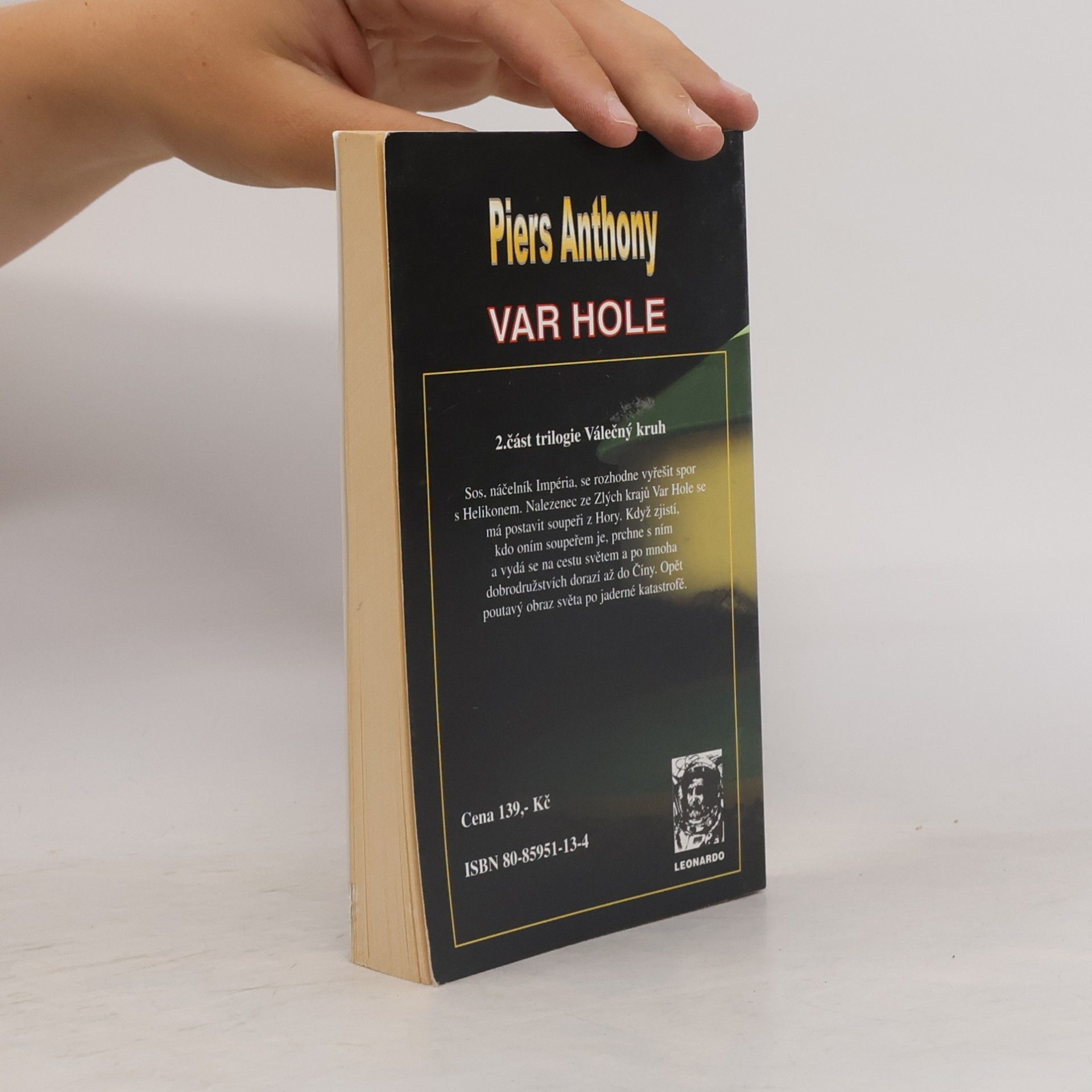 Piers Anthony Var Hole : druhá část trilogie Válečný kruh