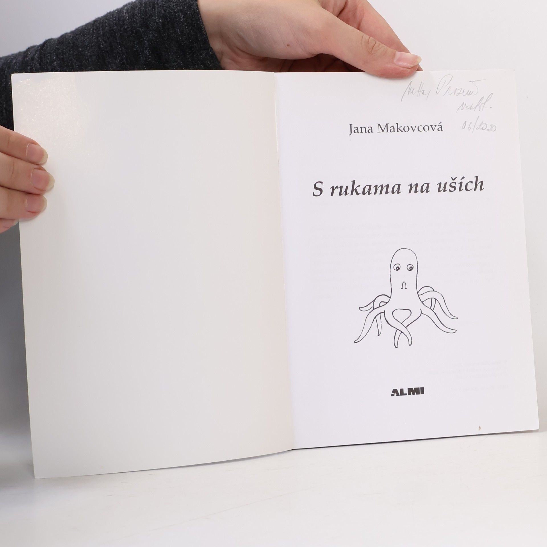 Jana Makovcová S rukama na uších
