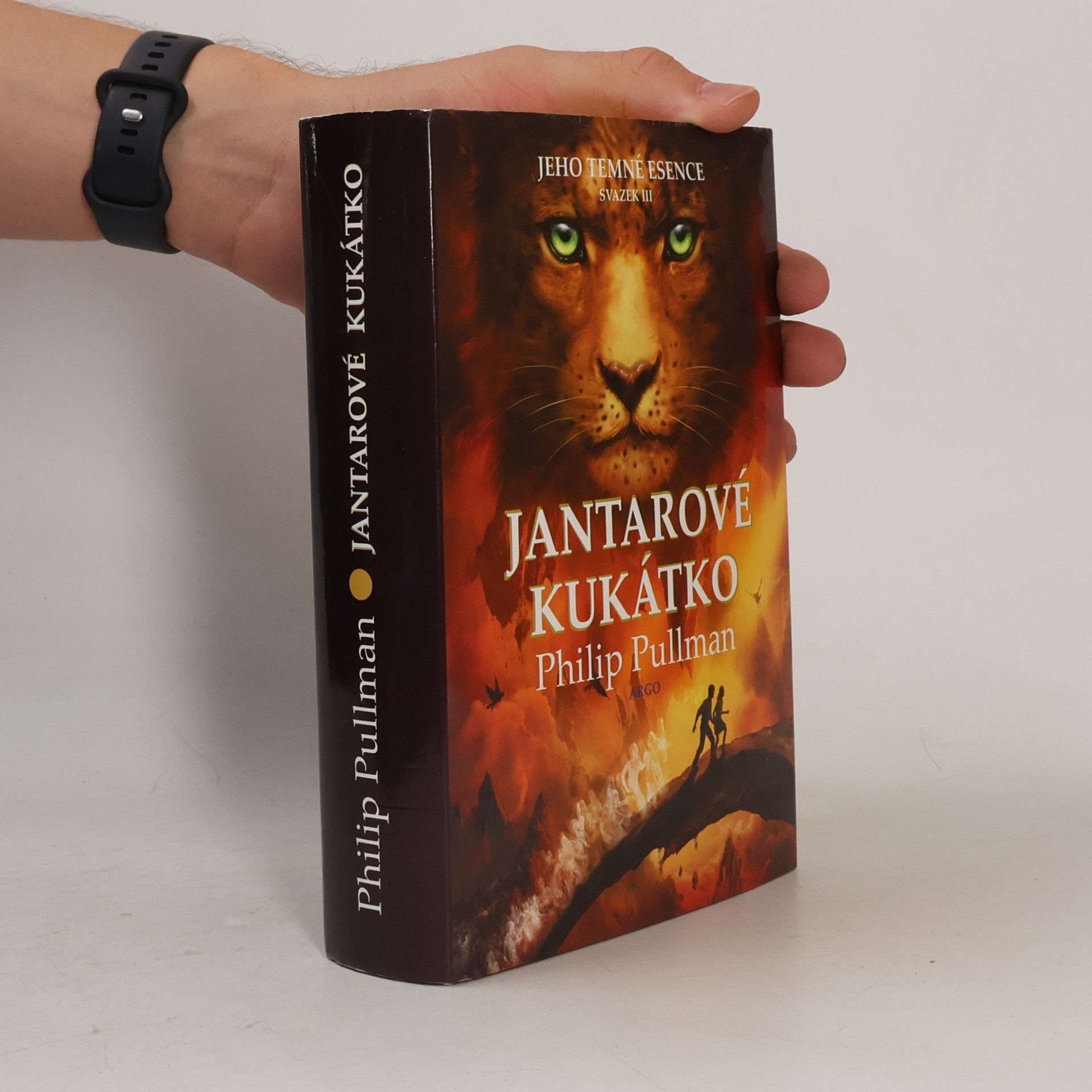 Philip Pullman Jeho temné esence. Svazek III, Jantarové kukátko