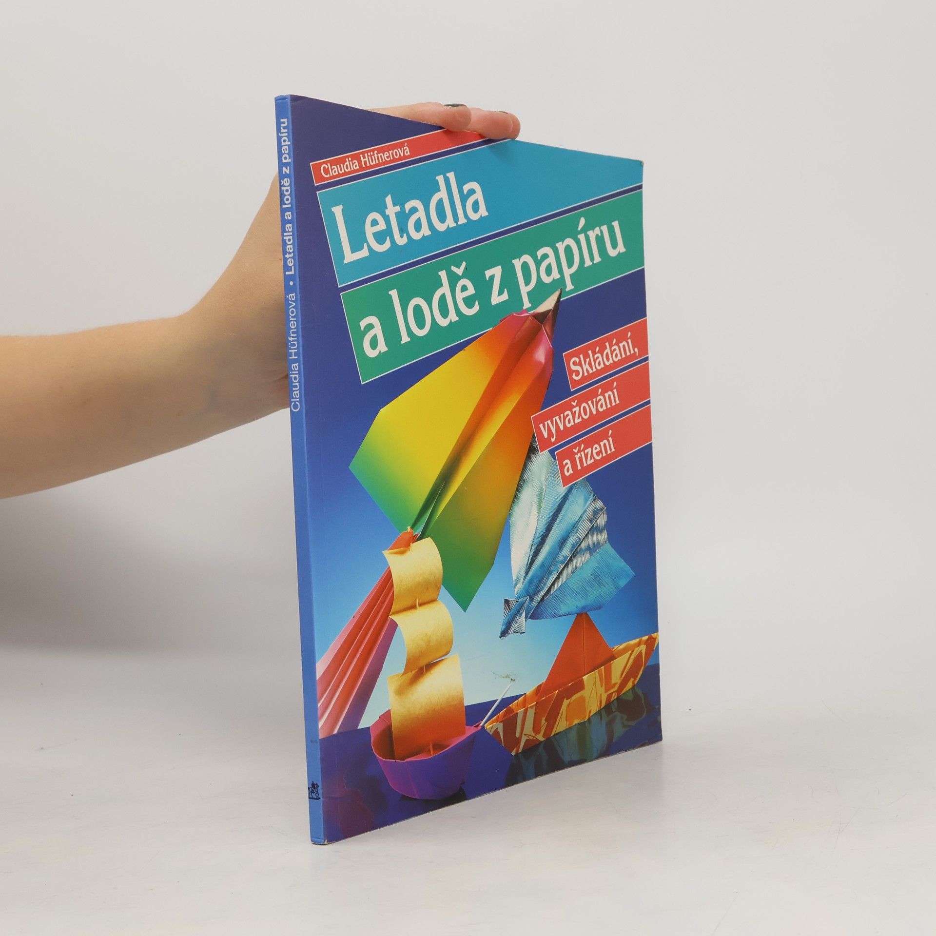 Claudia Hüfner Letadla a lodě z papíru : Skládání, vyvažování a řízení