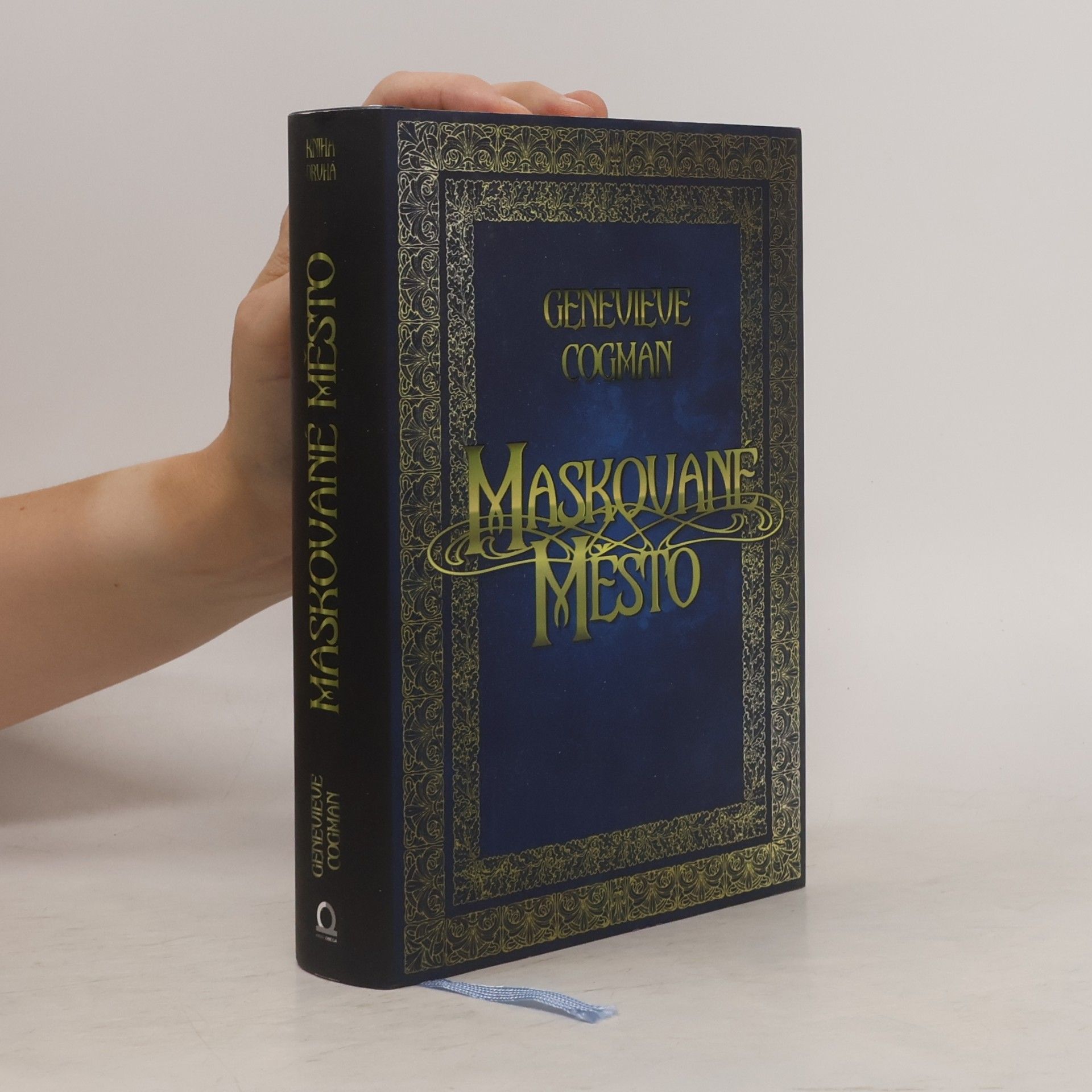 Genevieve Cogman Neviditelná knihovna. Kniha druhá, Maskované město