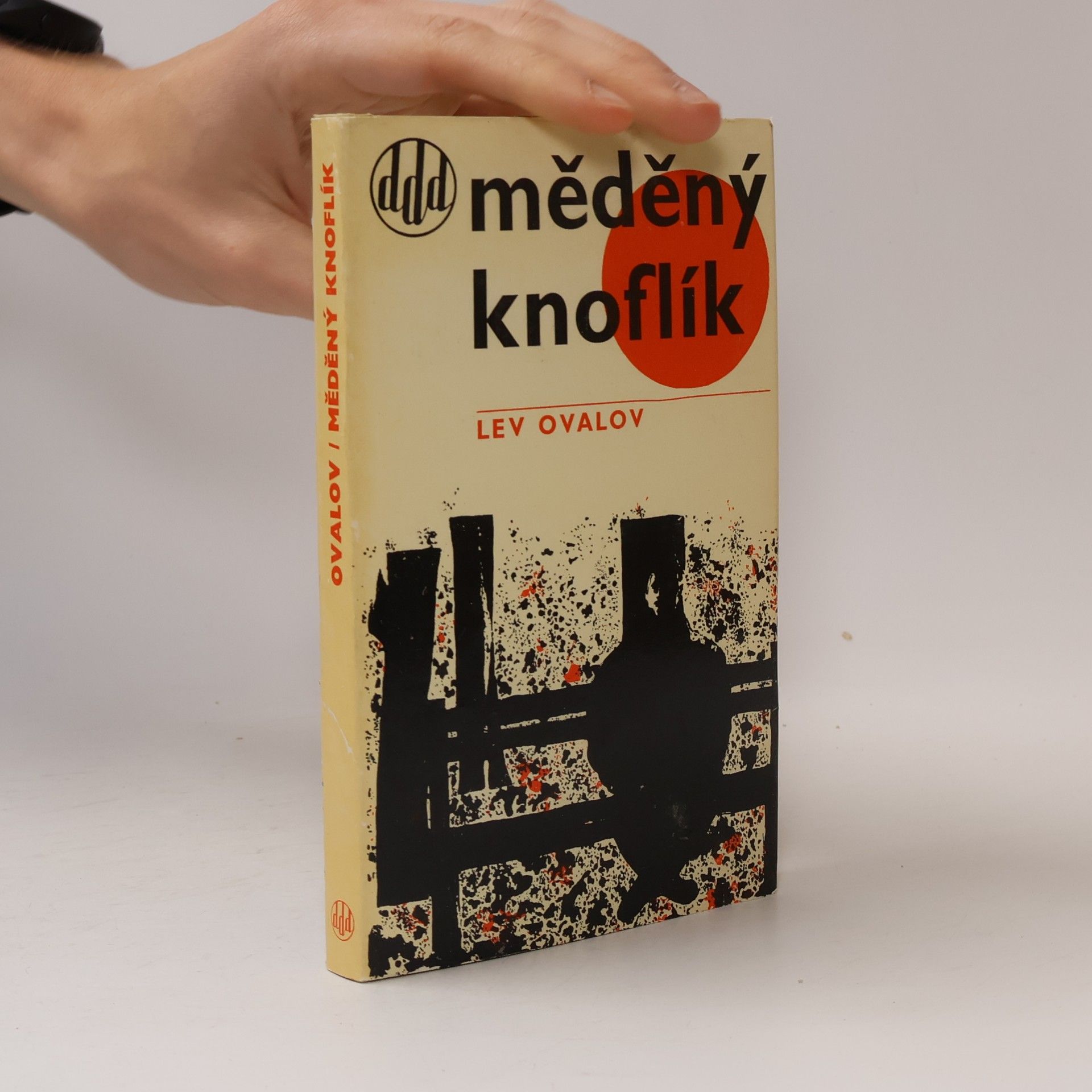 Lev Sergejevič Ovalov Měděný knoflík