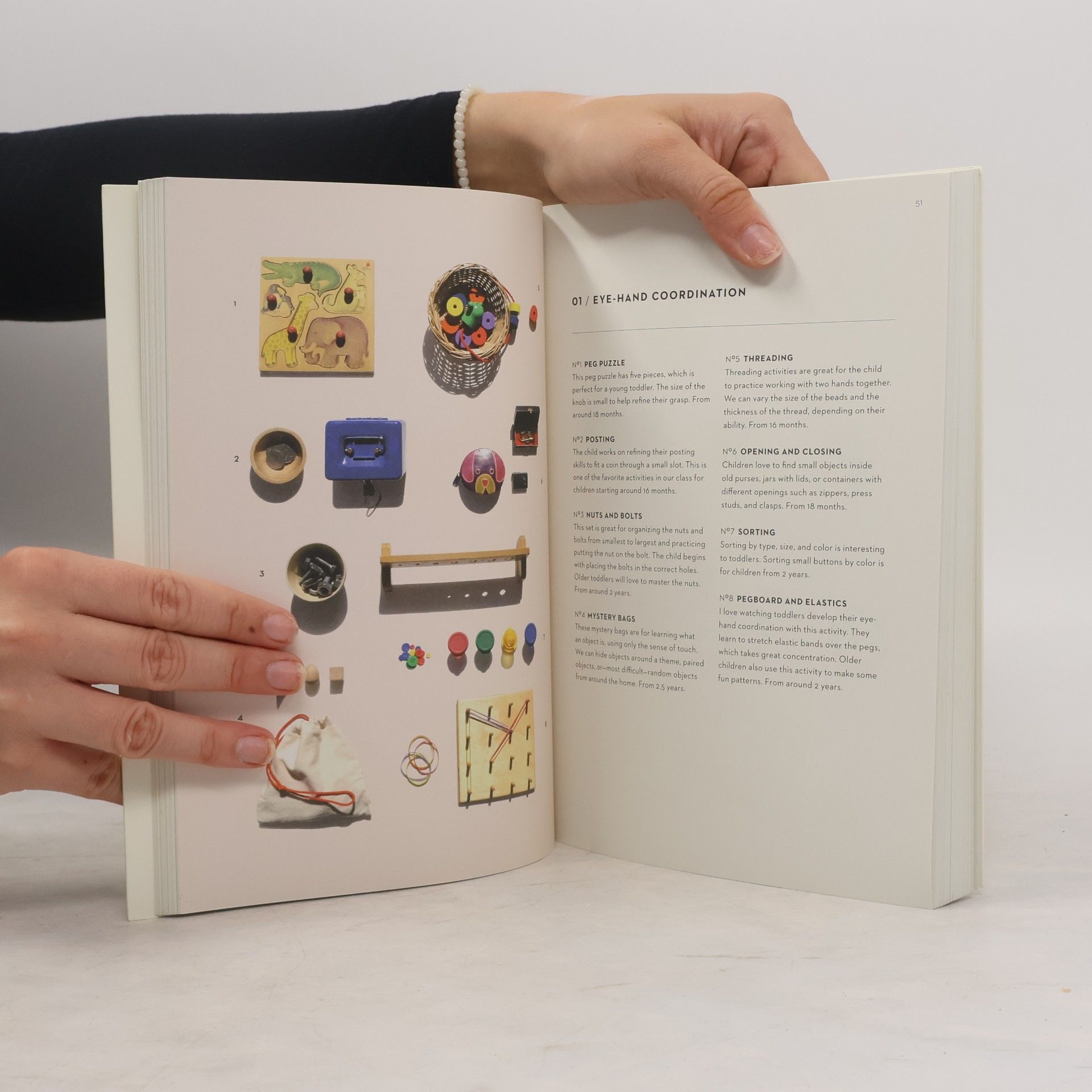 Simone Davies The Montessori toddler : a parent's guide to raising a curious and responsible human being