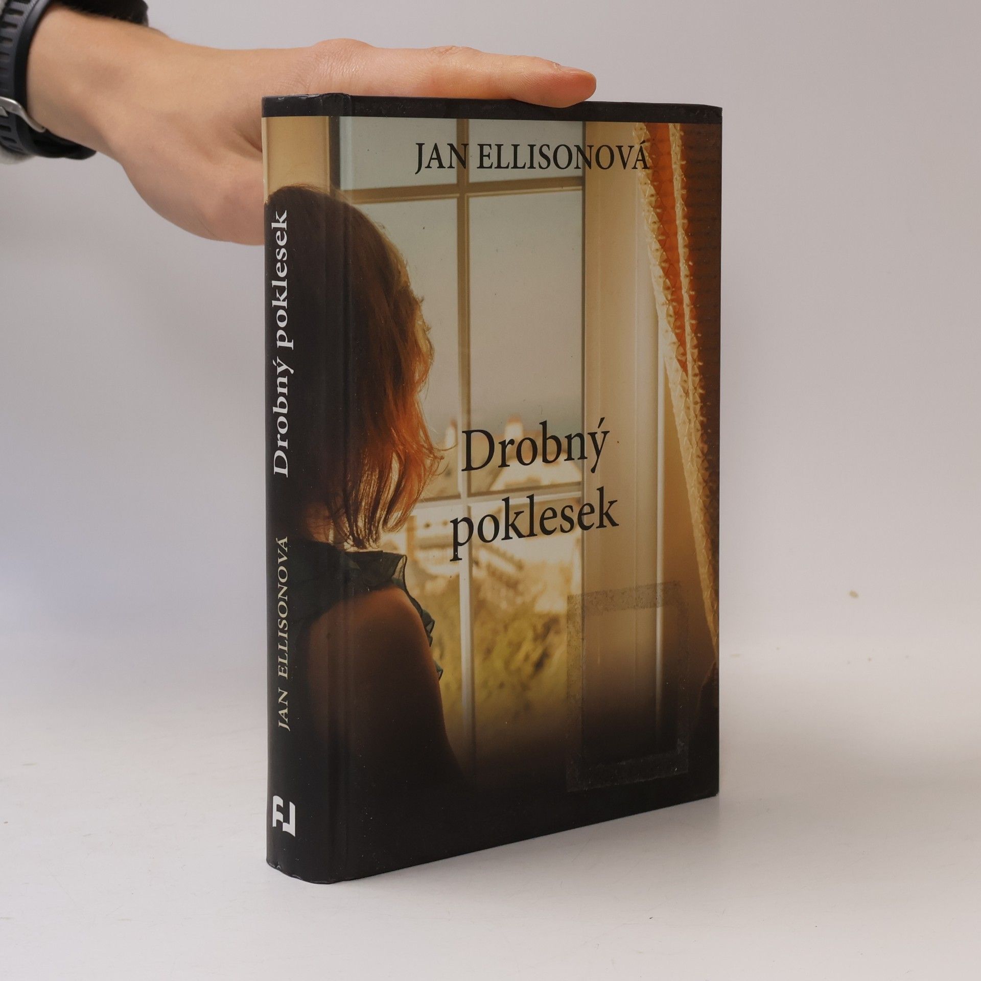 Jan Ellison Drobný poklesek