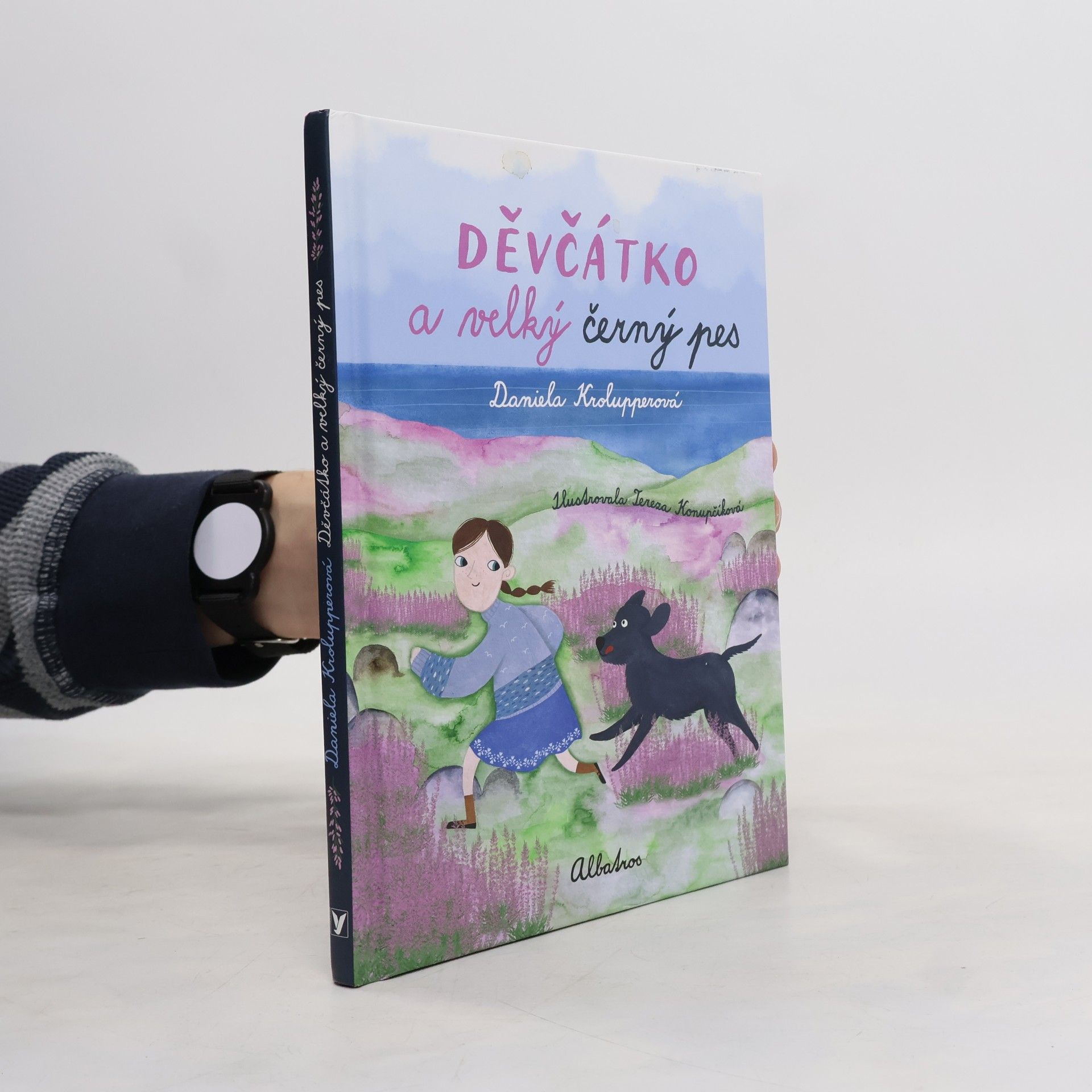 Děvčátko a velký černý pes