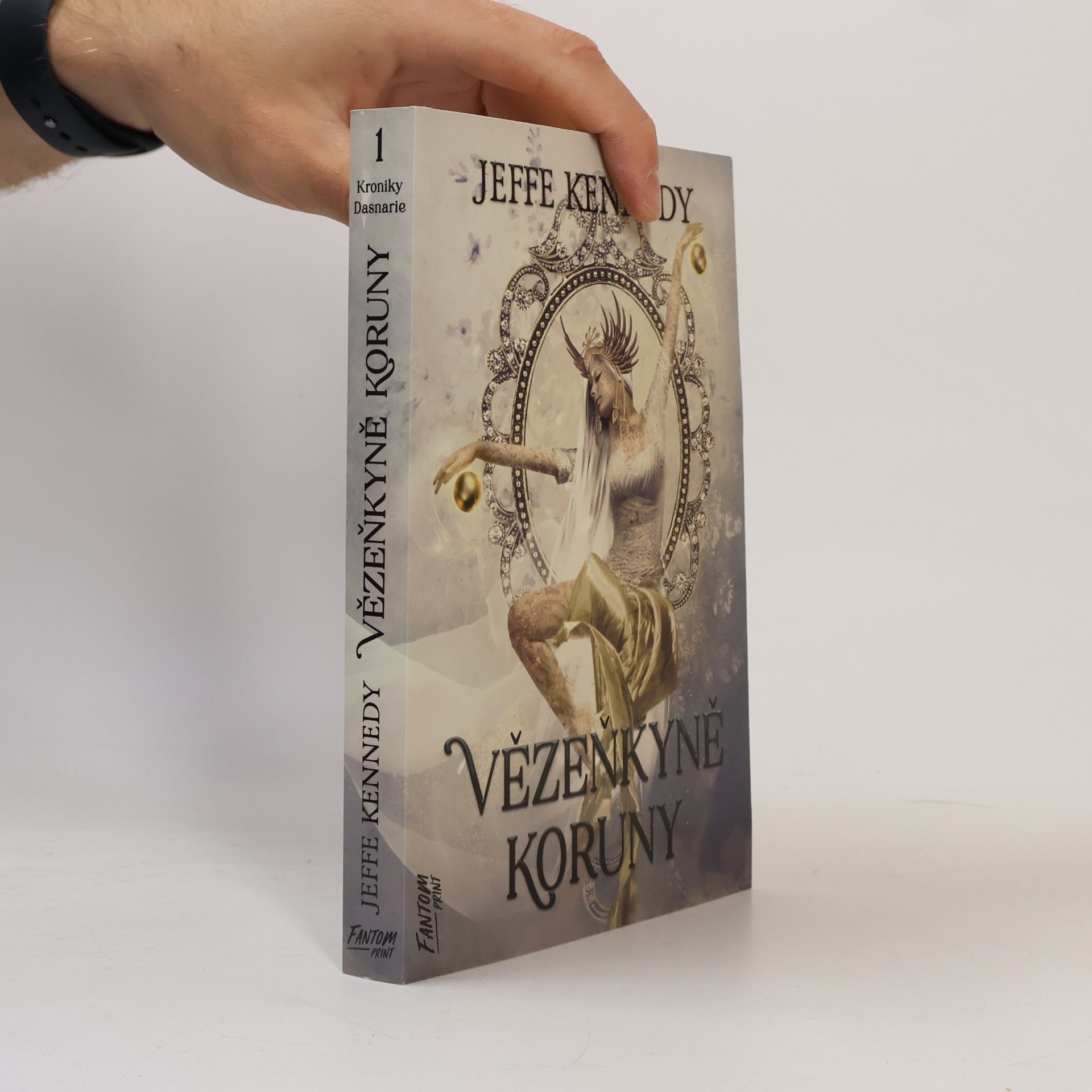 Jeffe Kennedy Kroniky Dasnarie. 1, Vězeňkyně koruny