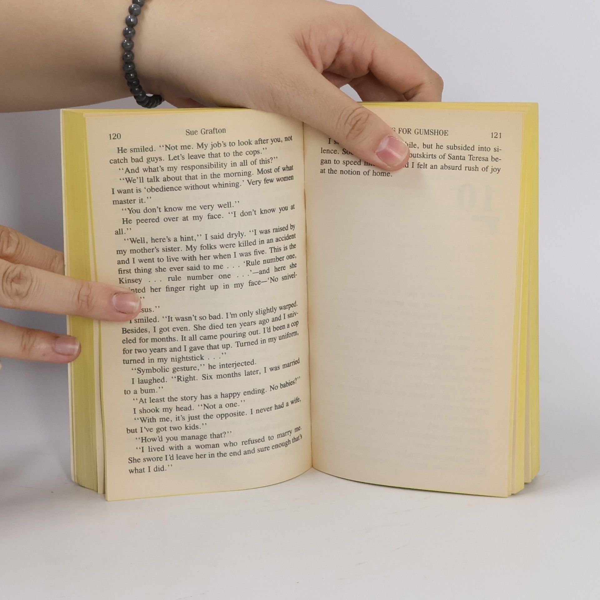 Sue Grafton "G" is for Gumshoe