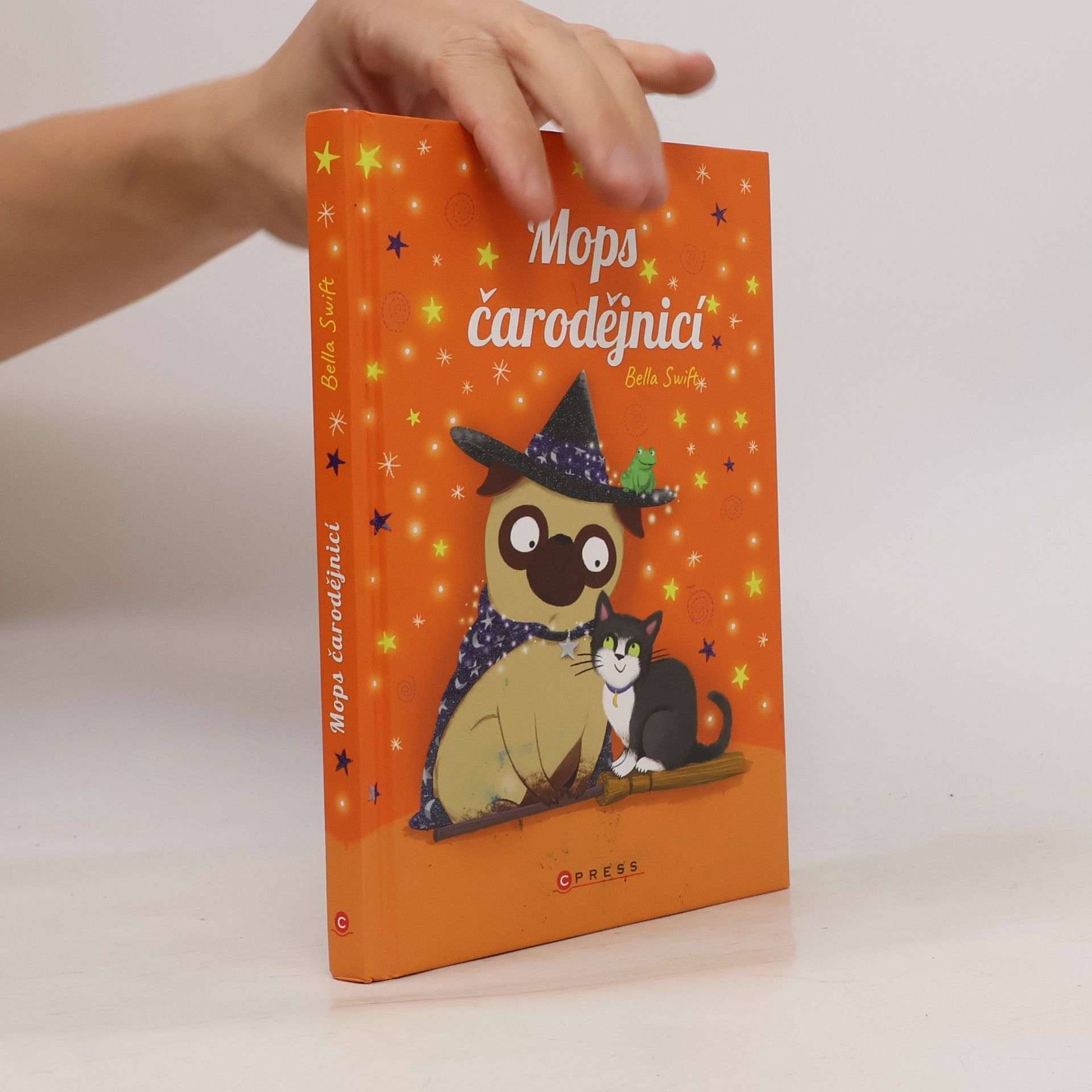 Bella Swift Mops čarodějnicí