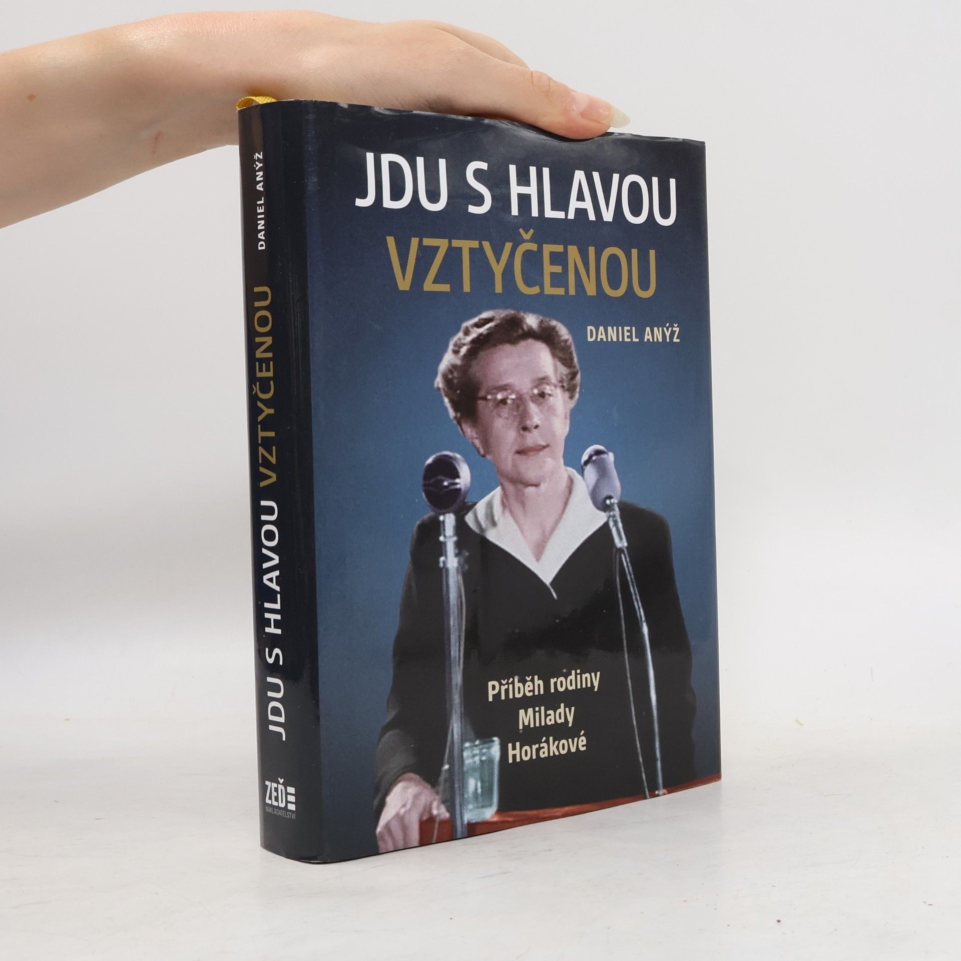 Daniel Anýž Jdu s hlavou vztyčenou. Příběh rodiny Milady Horákové