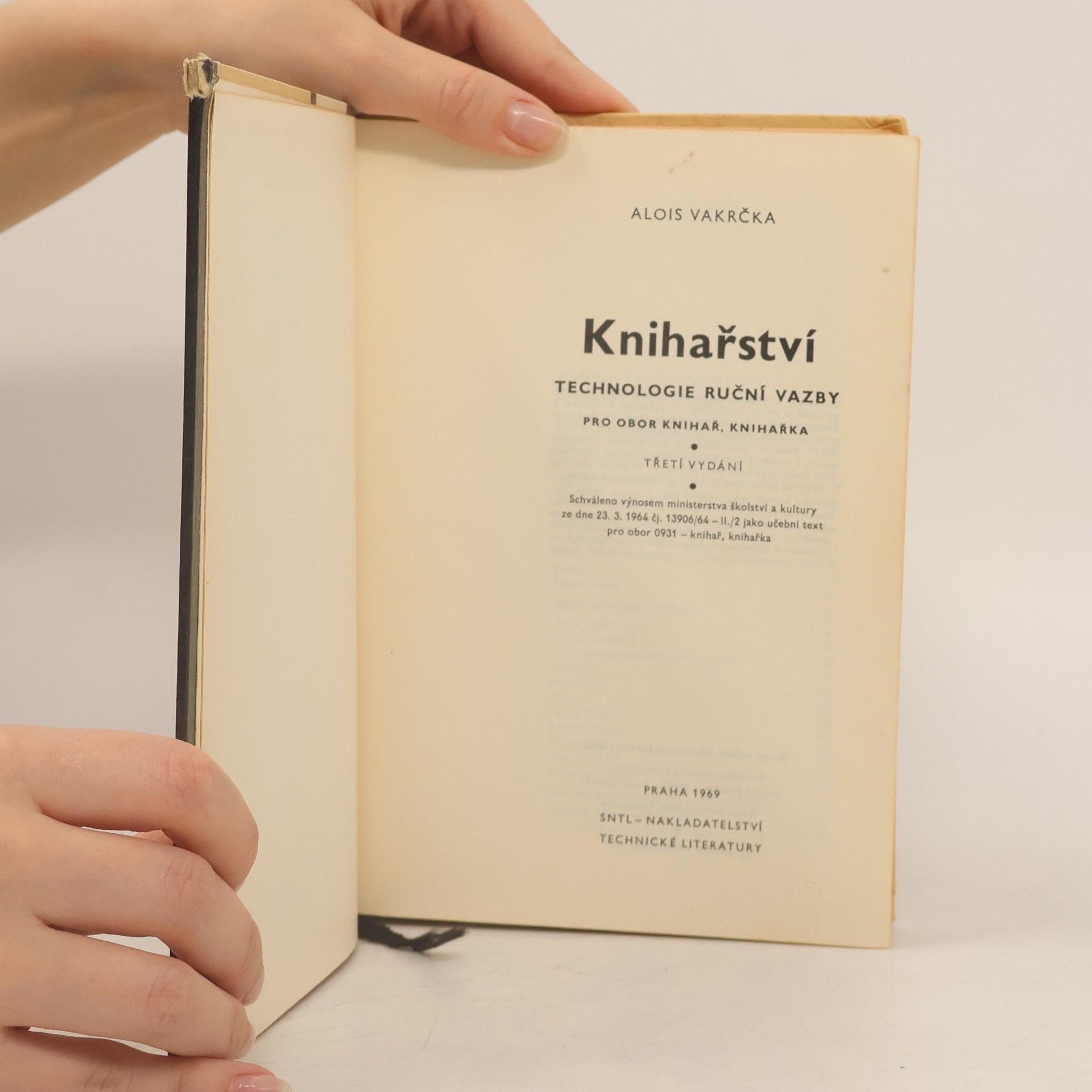 Alois Vakrčka Knihařství. Technologie ruční vazby pro obor knihař, knihařka
