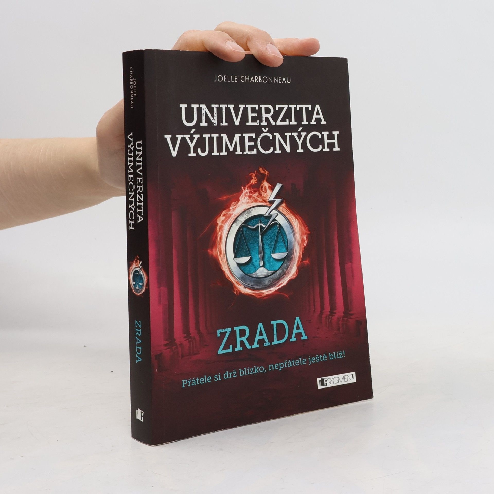 Joelle Charbonneau Univerzita výjimečných. Zrada