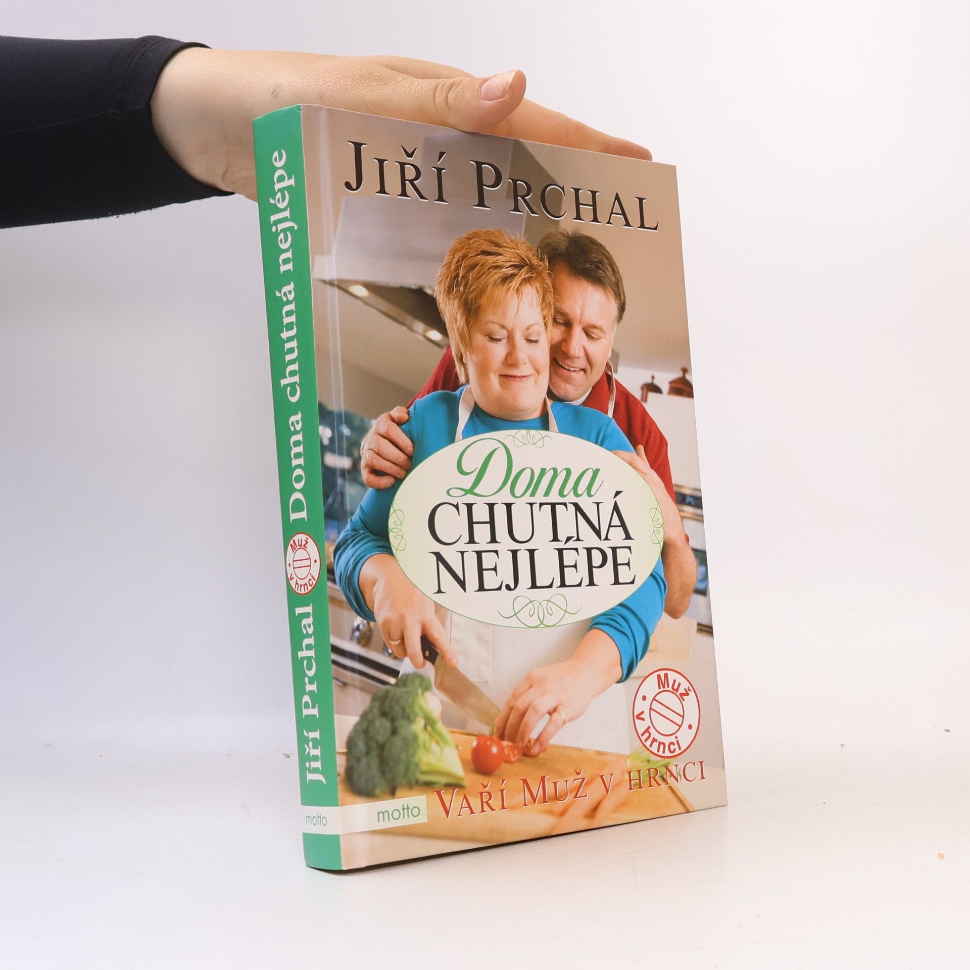 Jiří Prchal Doma chutná nejlépe. Vaří muž v hrnci